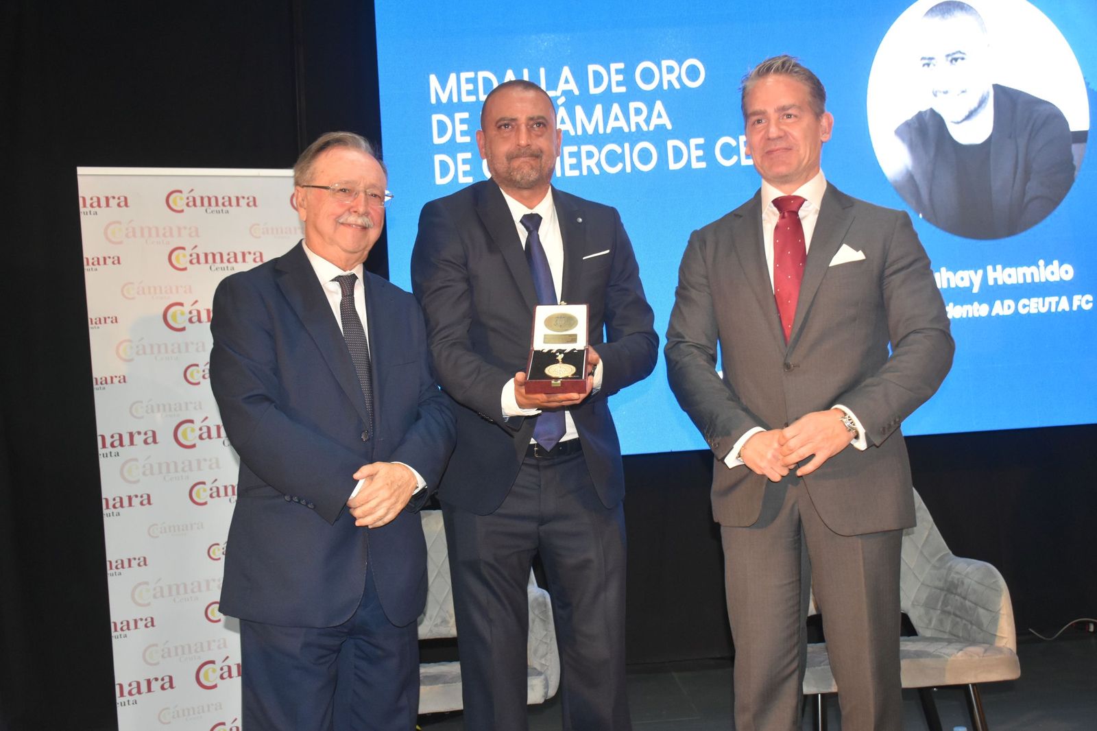 Luhay Hamido recibe la Medalla de Oro de la Cámara por su compromiso con el deporte ceutí