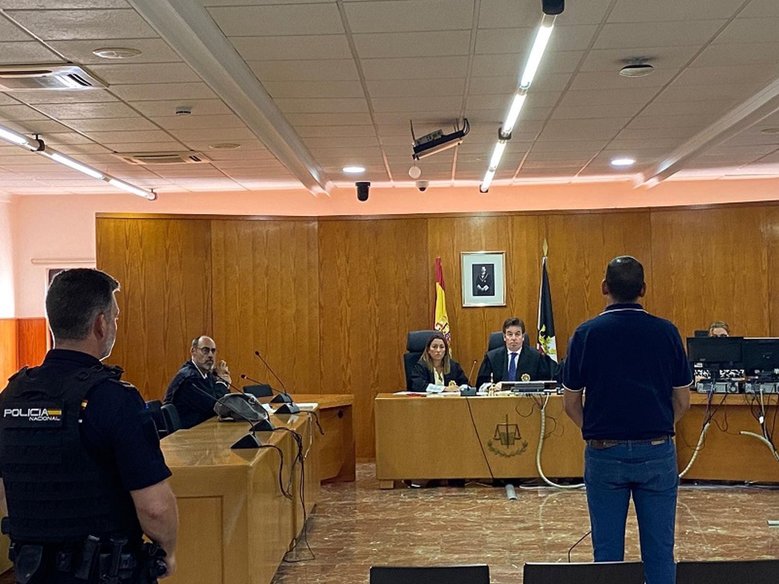 El condenado por quemar la casa de su madre frente al tribunal. / FOTO S.C.