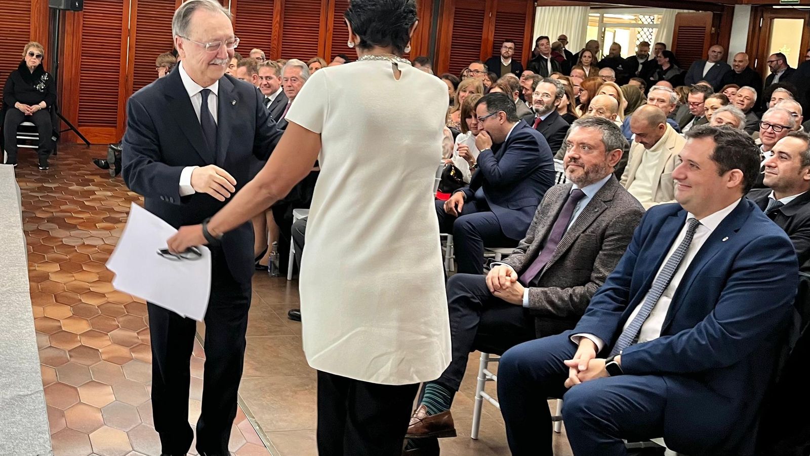 Vivas saludando a la consejera de Hacienda, Kissy Chandiramani, durante el evento