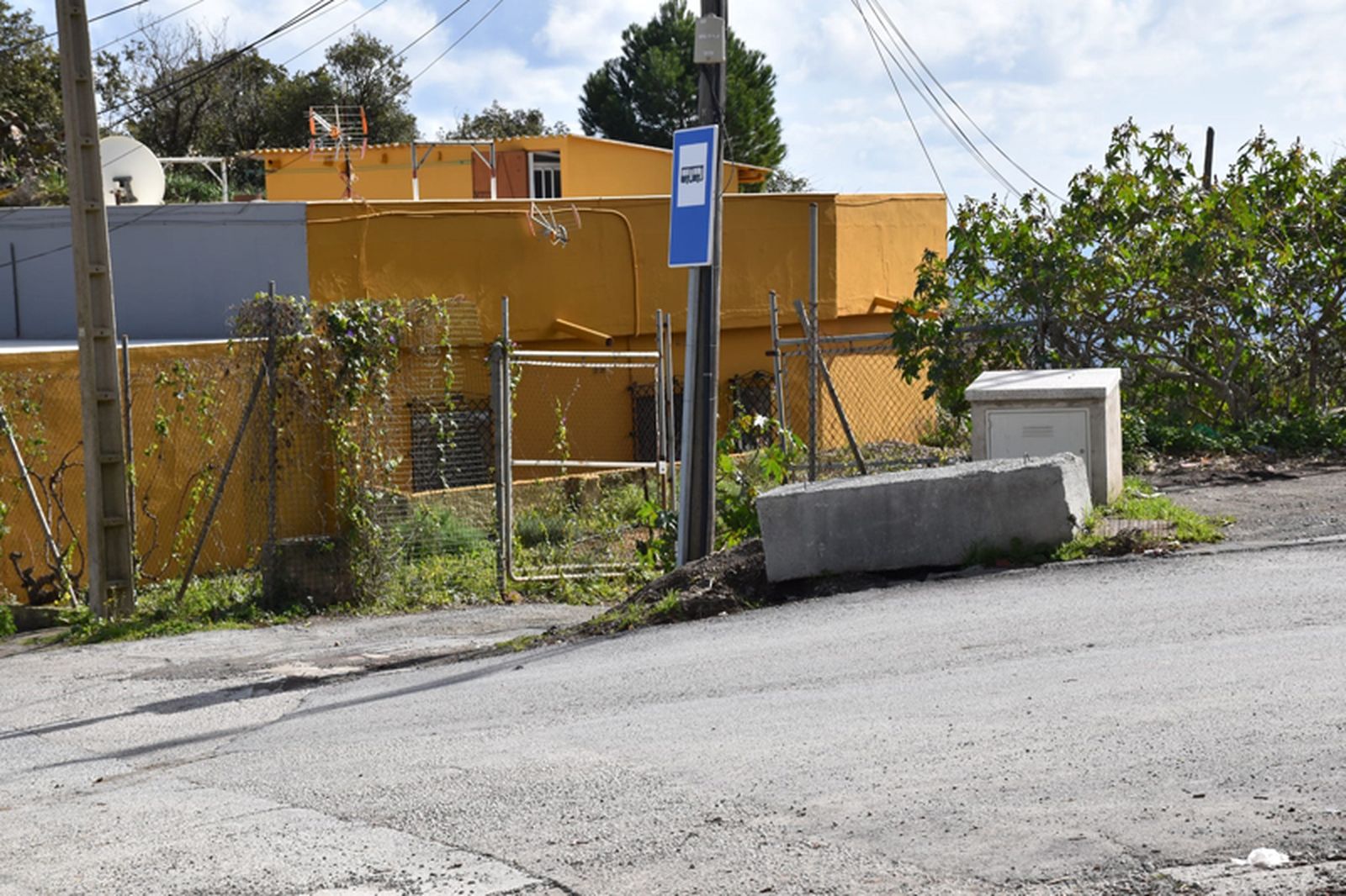 La parada de autobús del Serrallo. El bloque de hormigón para que los mayores esperen sentados lo trasladaron al lugar los vecinos. / FOTO NICOL'S