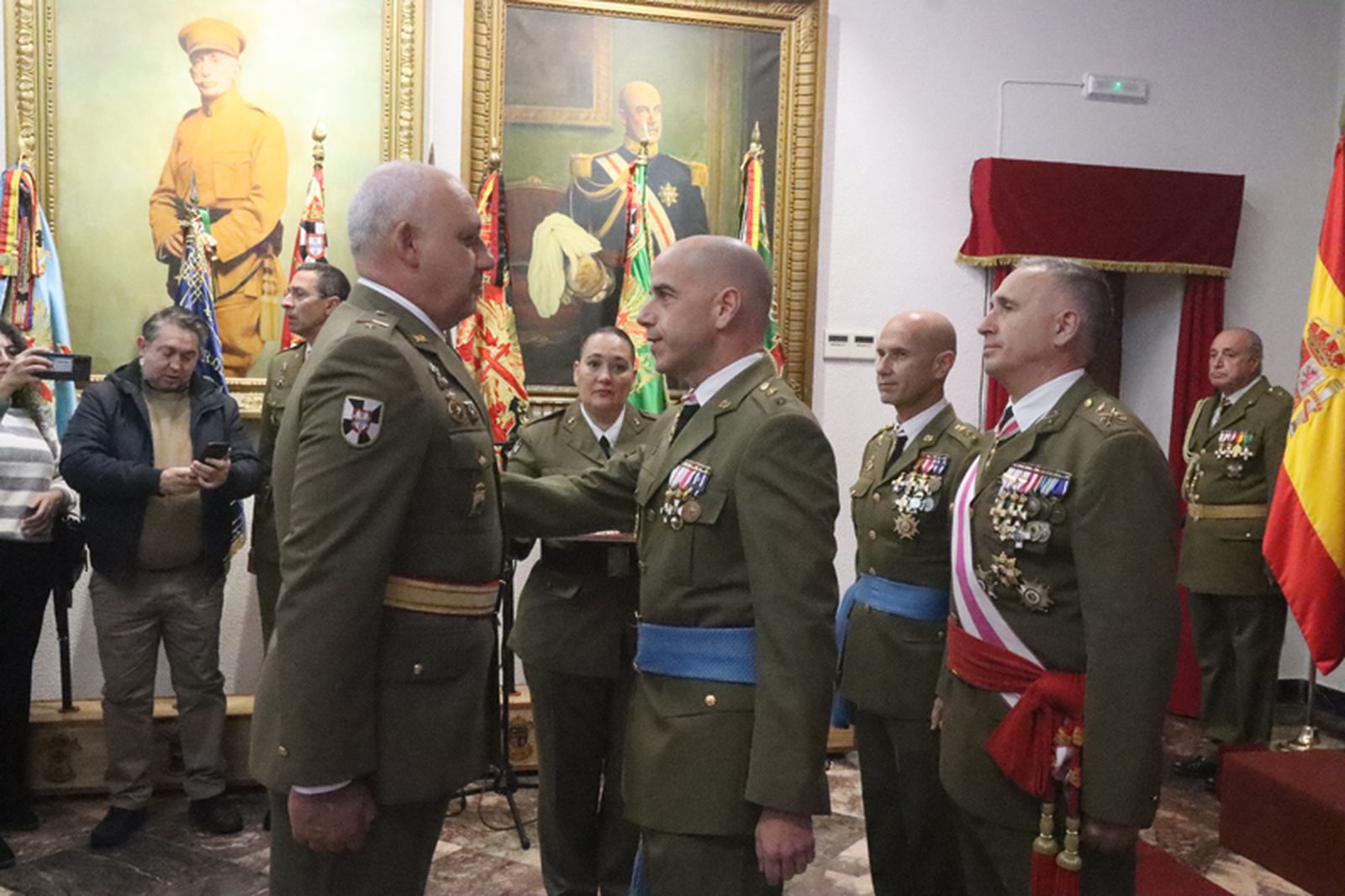 Militares recibiendo condecoraciones este lunes en el Salón del Trono. / FOTO REDUAN