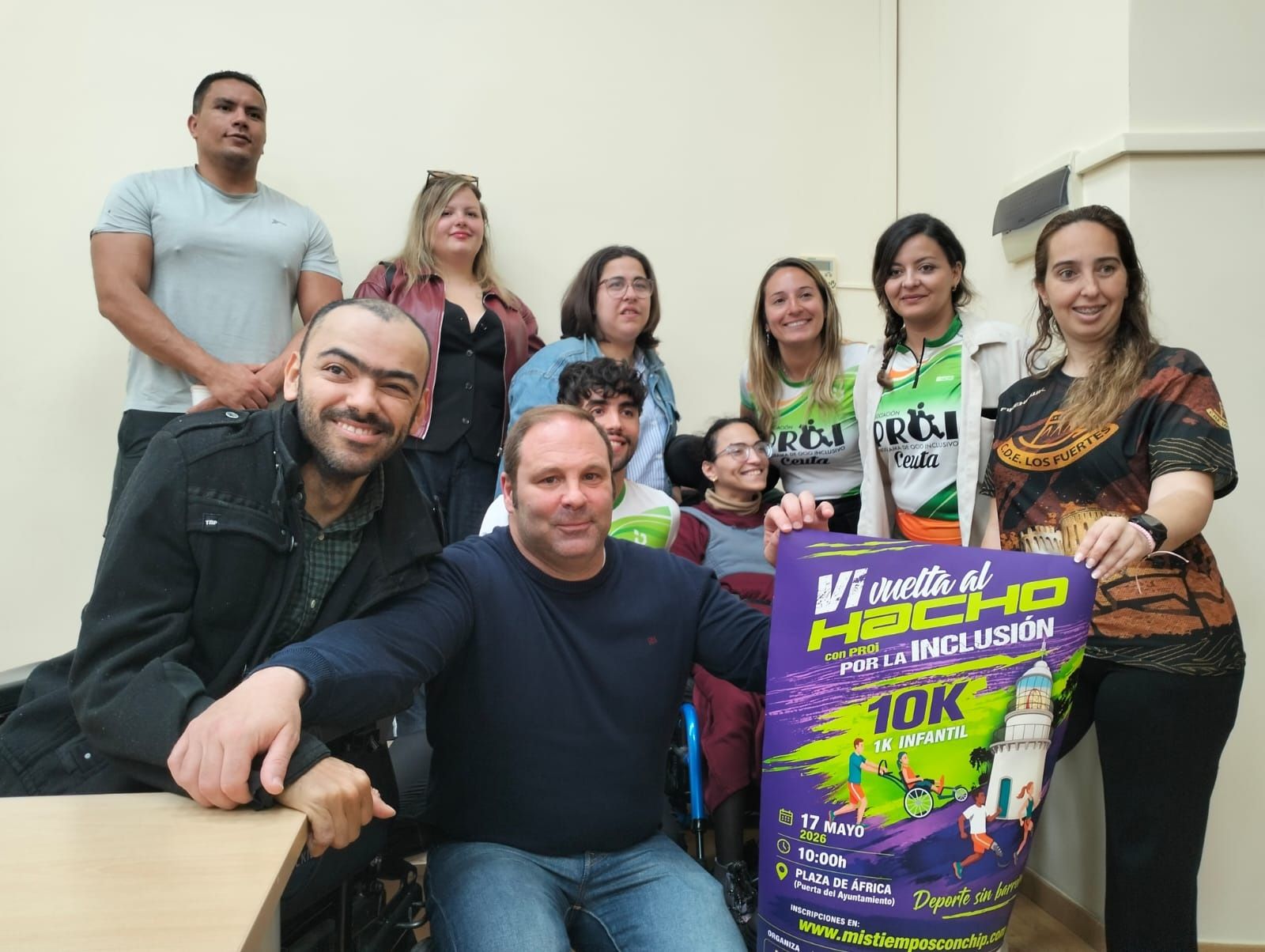 Foto de familia tomada al término de la rueda de prensa ofrecida esta mañana por la organización