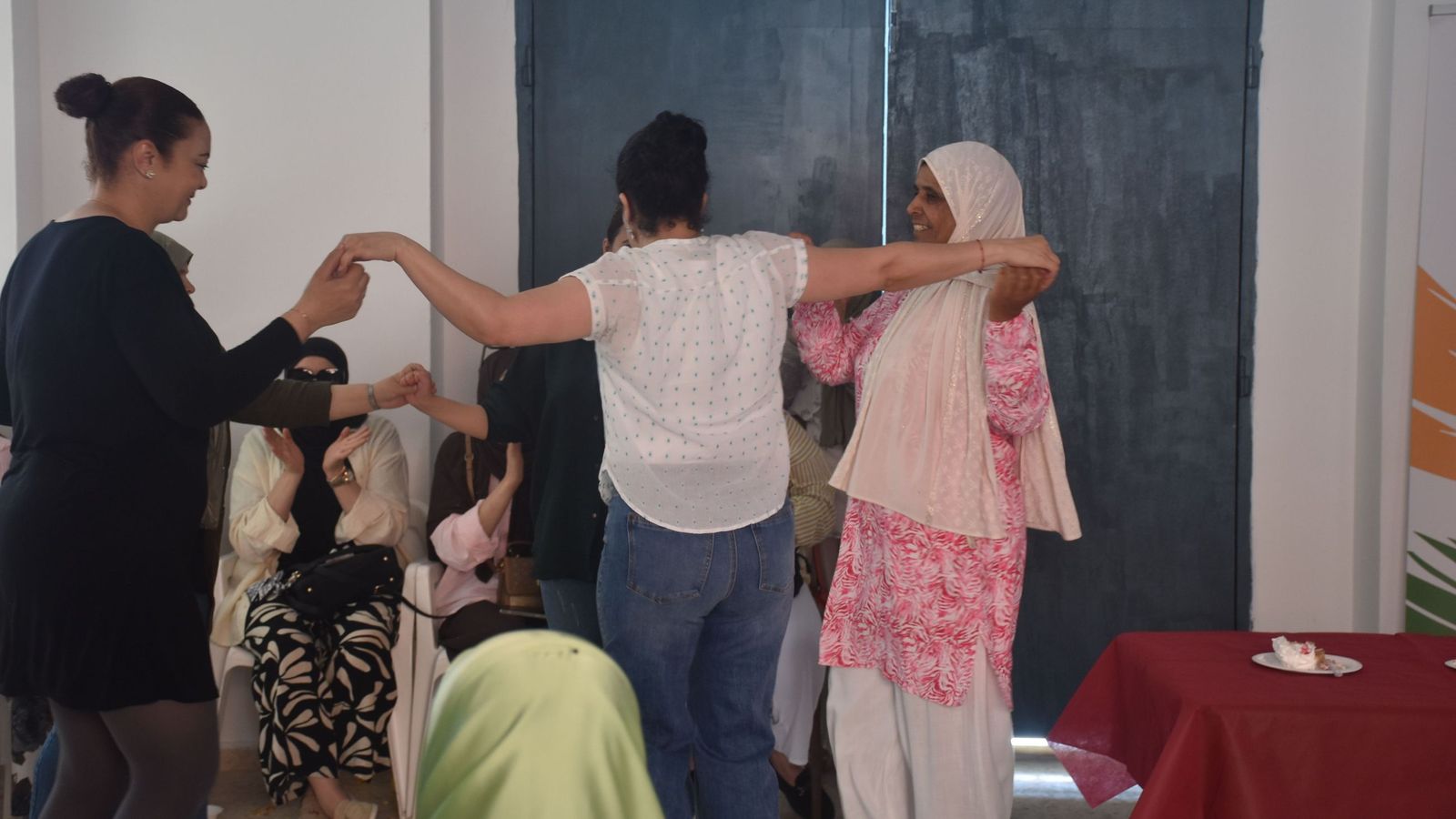 Mujeres bailando en el local social de Vicedo Martínez