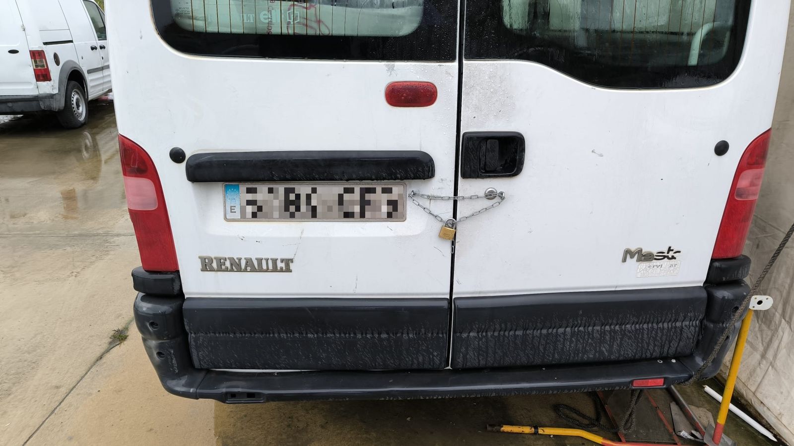 El pequeño candado en la puerta trasera de la furgoneta.