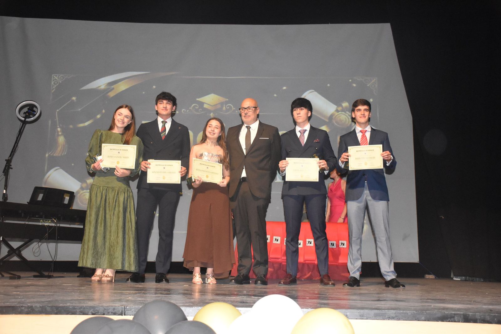 La promoción de Bachillerato del Siete Colinas “no quiere acabar el curso”, pero ya se ha graduado