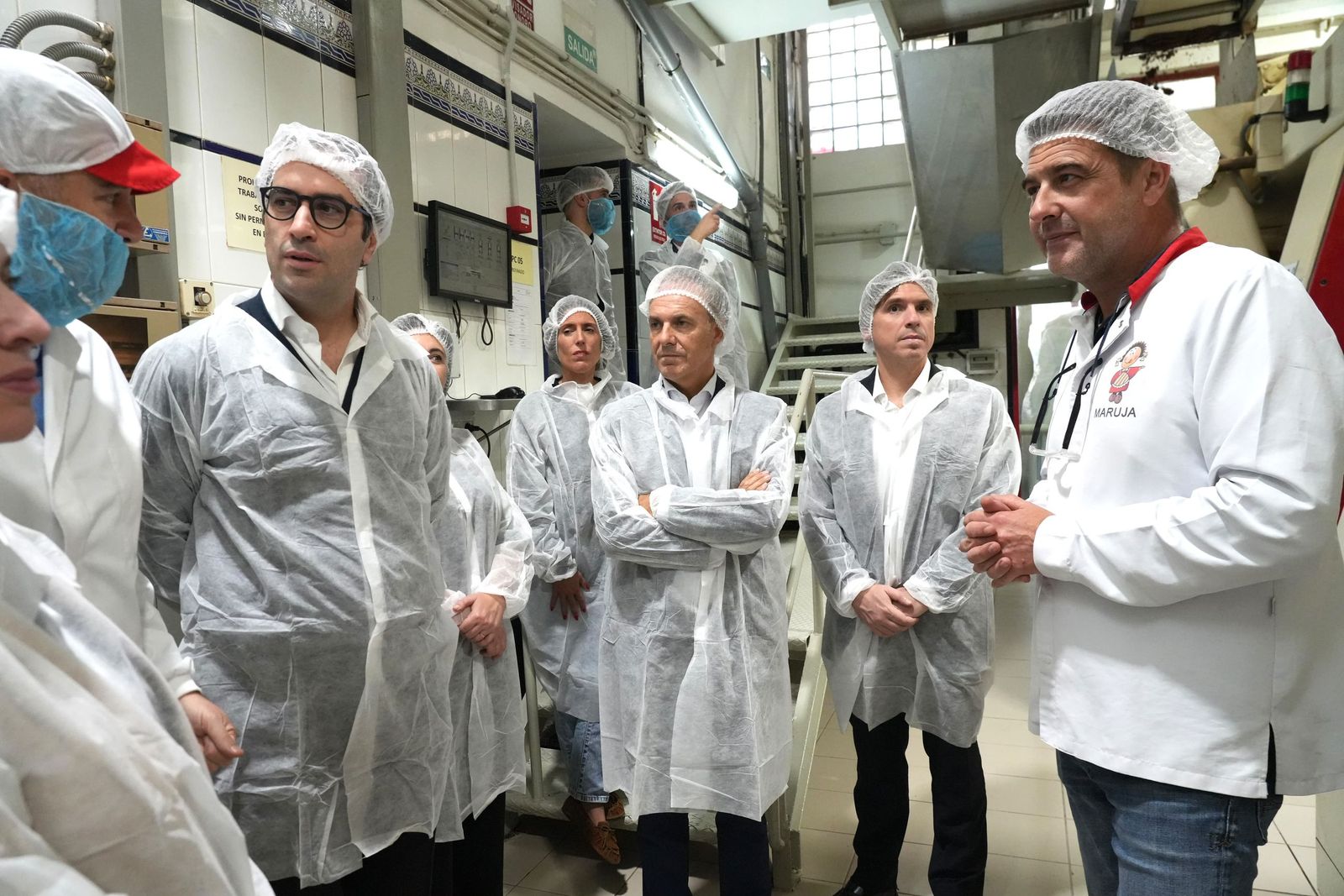 Carlos Cuerpo conoce de primera mano el comercio del Tarajal y los secretos del chocolate Maruja