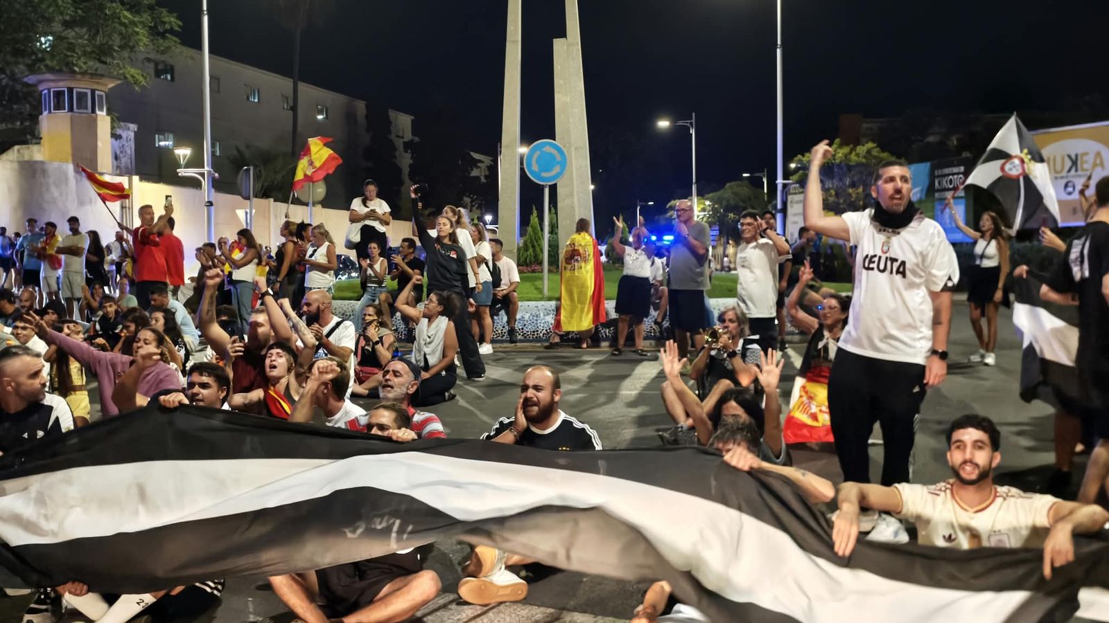 Ciudadanos se manifiestan en las barriadas de la ciudad contra la gestión de la crisis