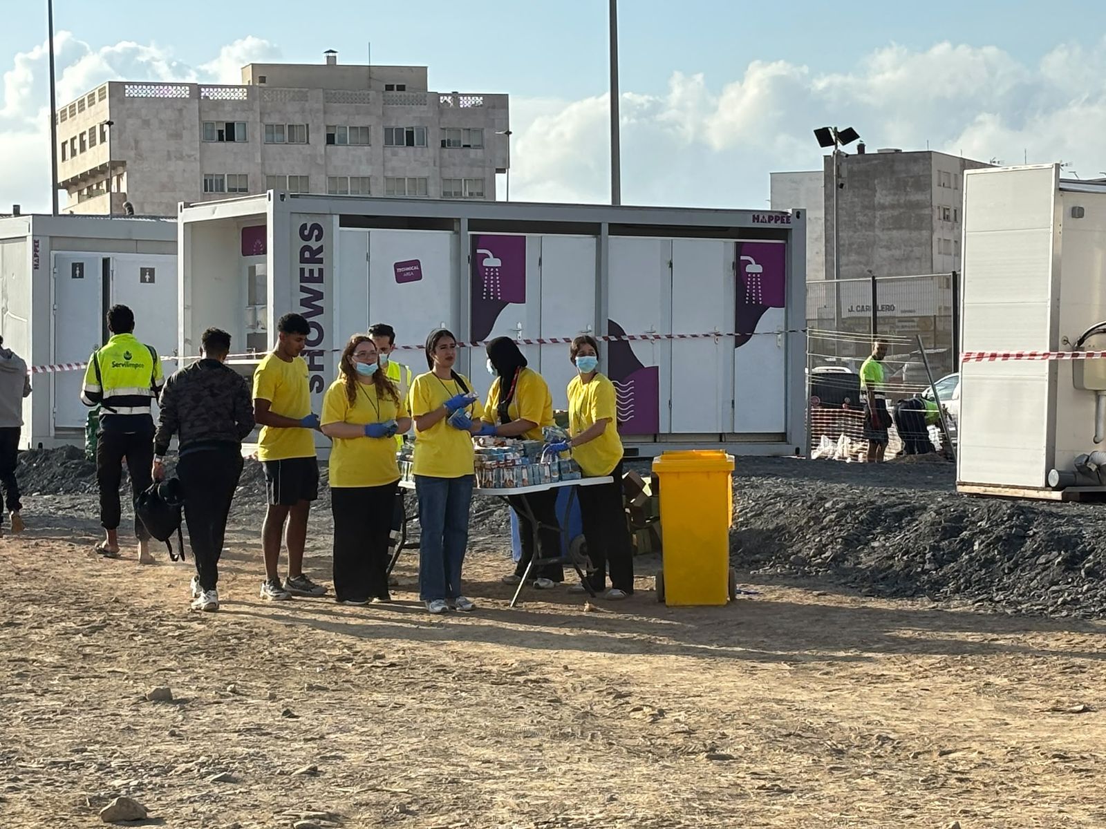 Tenso traslado  de más de  3.000 migrantes de las playas de Ceuta a un nuevo centro temporal