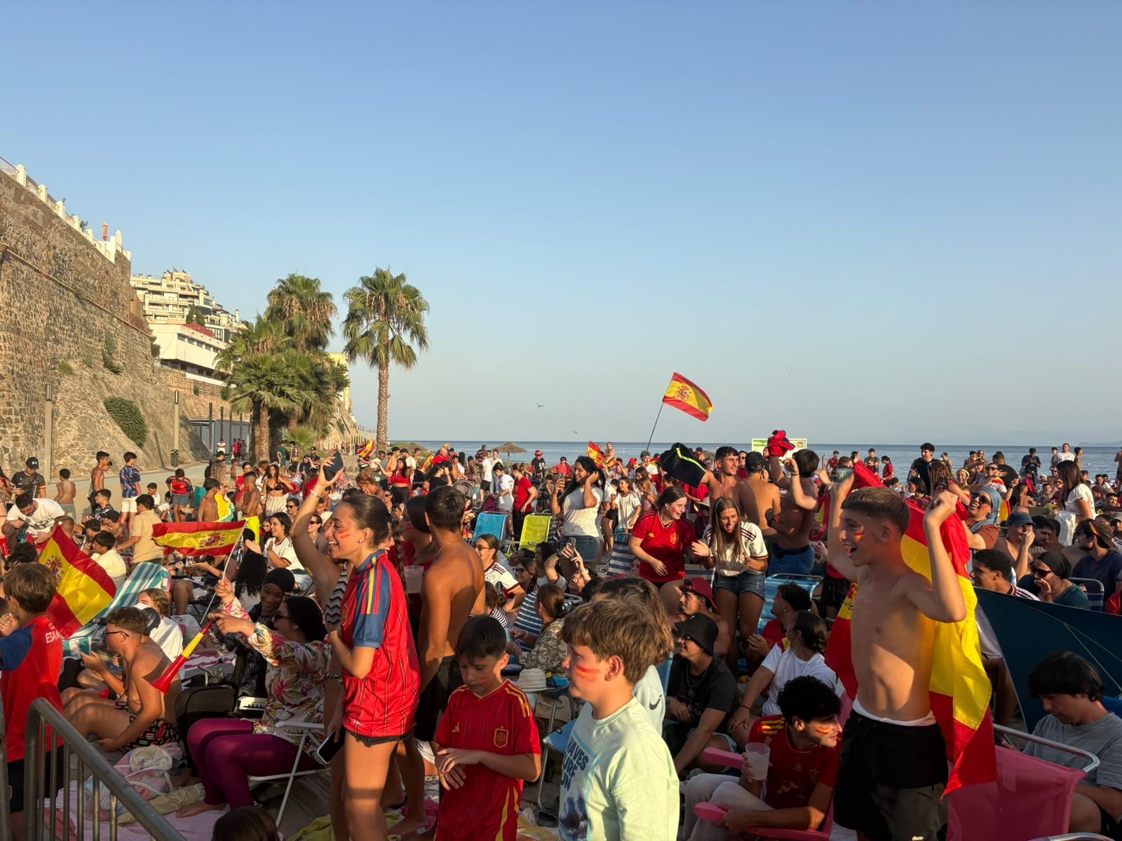 Ceuta se vuelca con España y dibuja de rojo y amarillo La Ribera