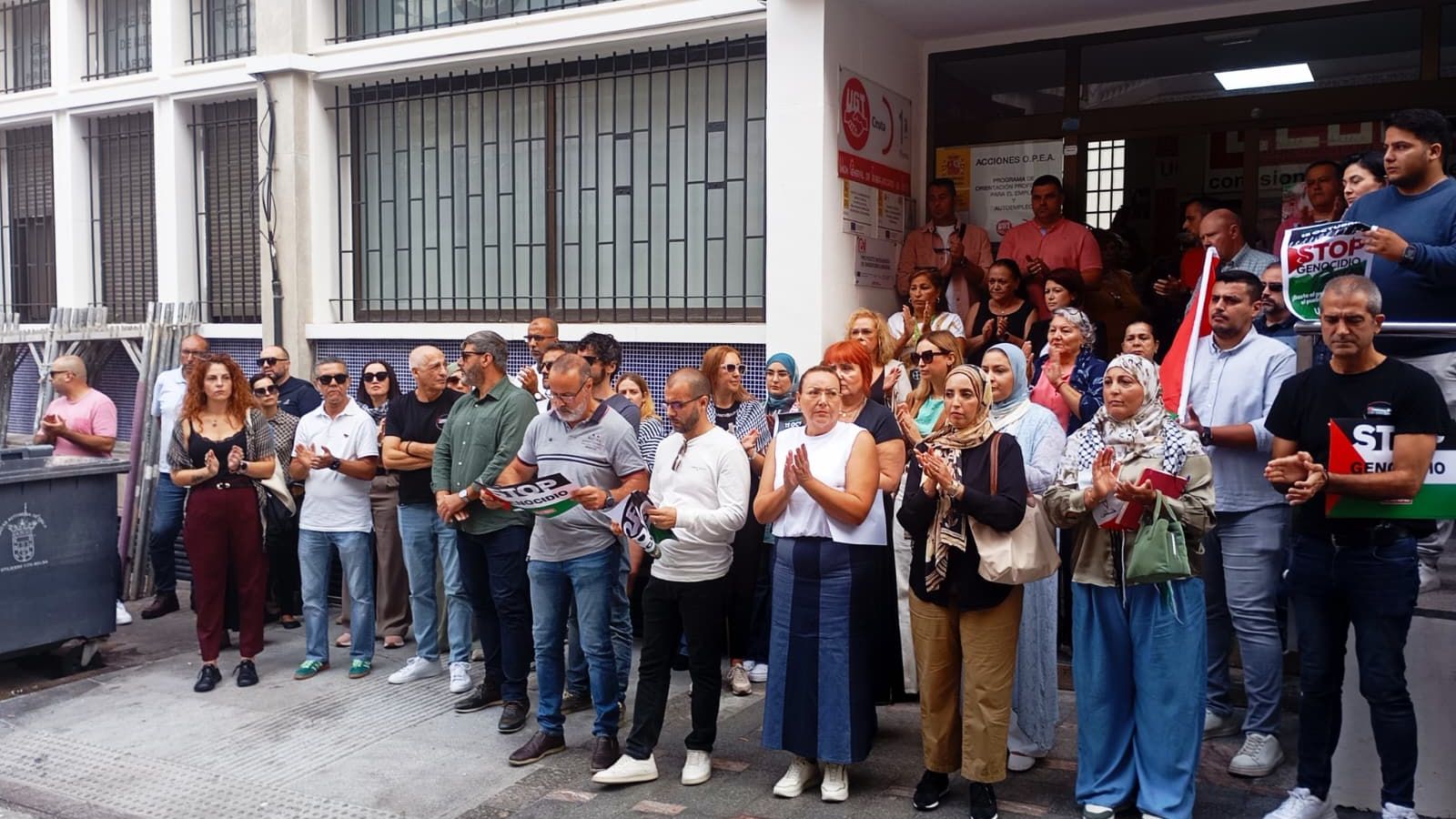 Aplausos en la puerta del sindicato a la conclusión del acto