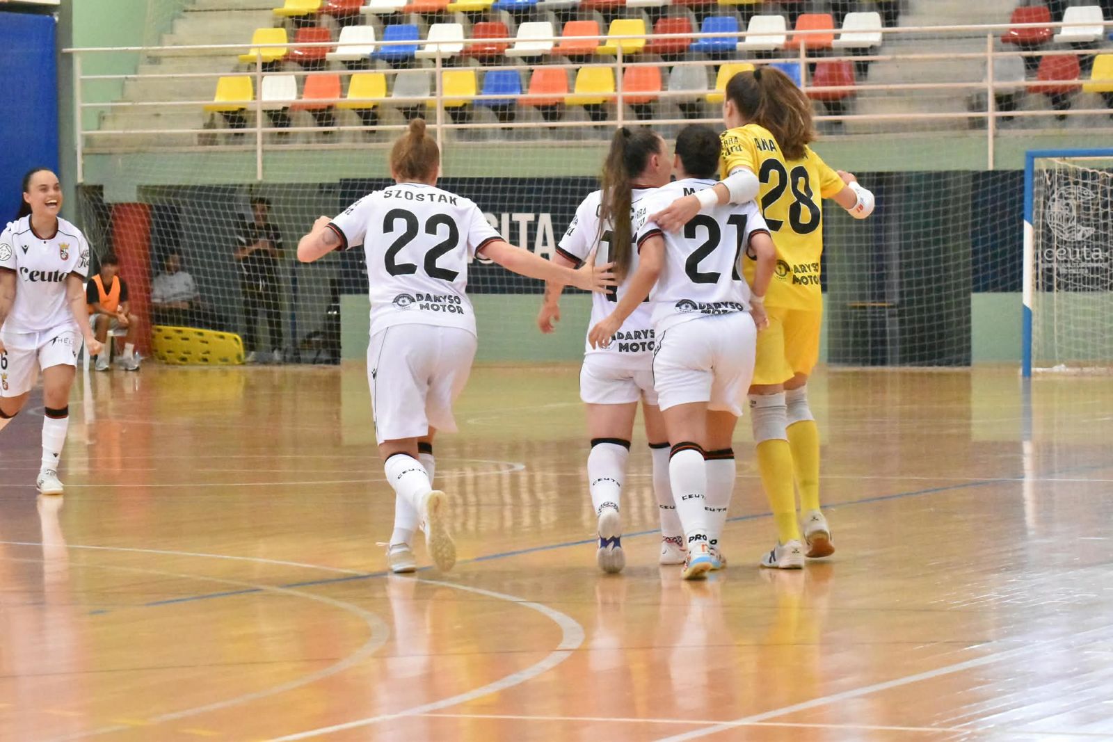 El Ceuta femenino deja escapar una merecida victoria en su debut en casa