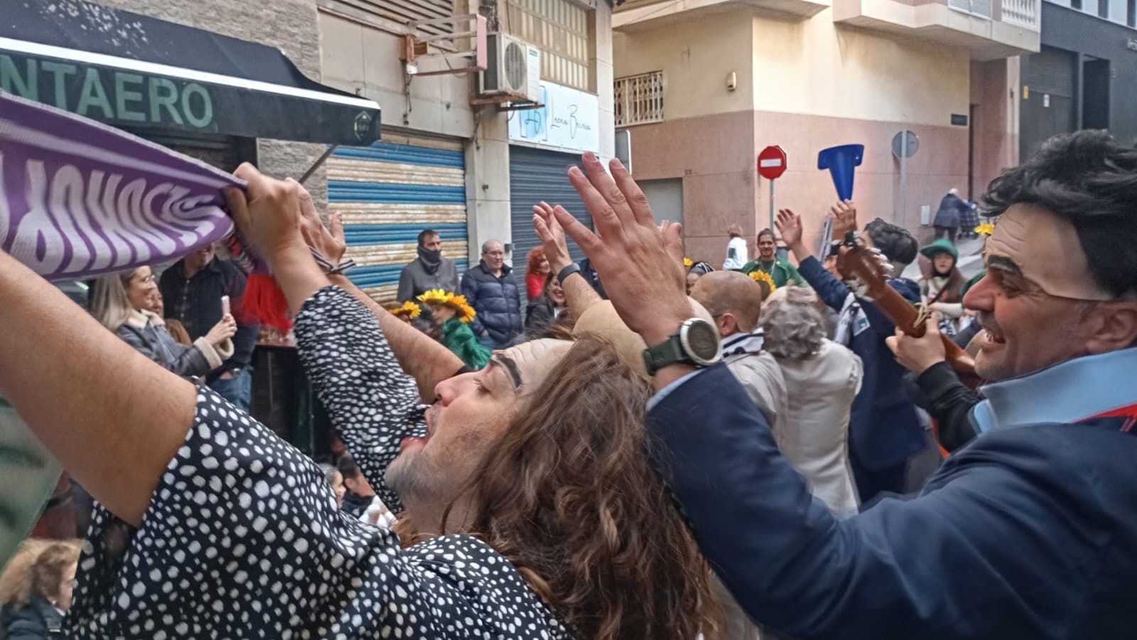 Menuda Agrupación, actuando en Velarde