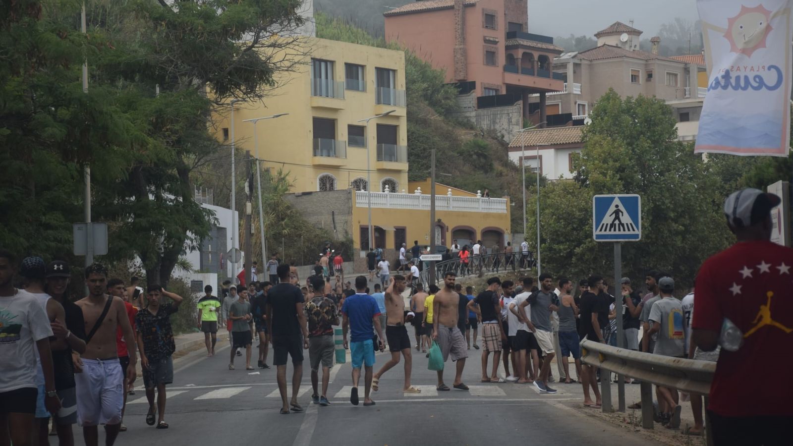 Recién llegados por las calles de Ceuta.
