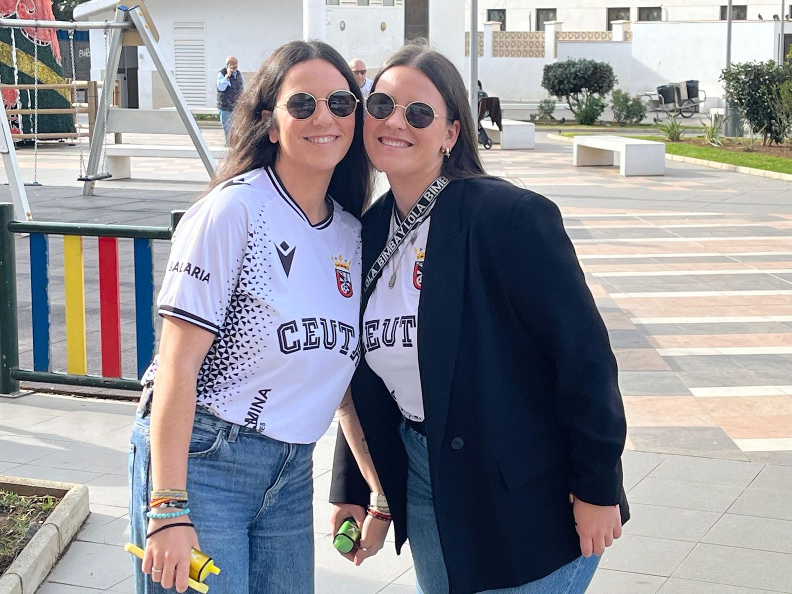 Gran 'ambientazo' en la previa del partido con las aficiones entregadas a sus respectivos equipos