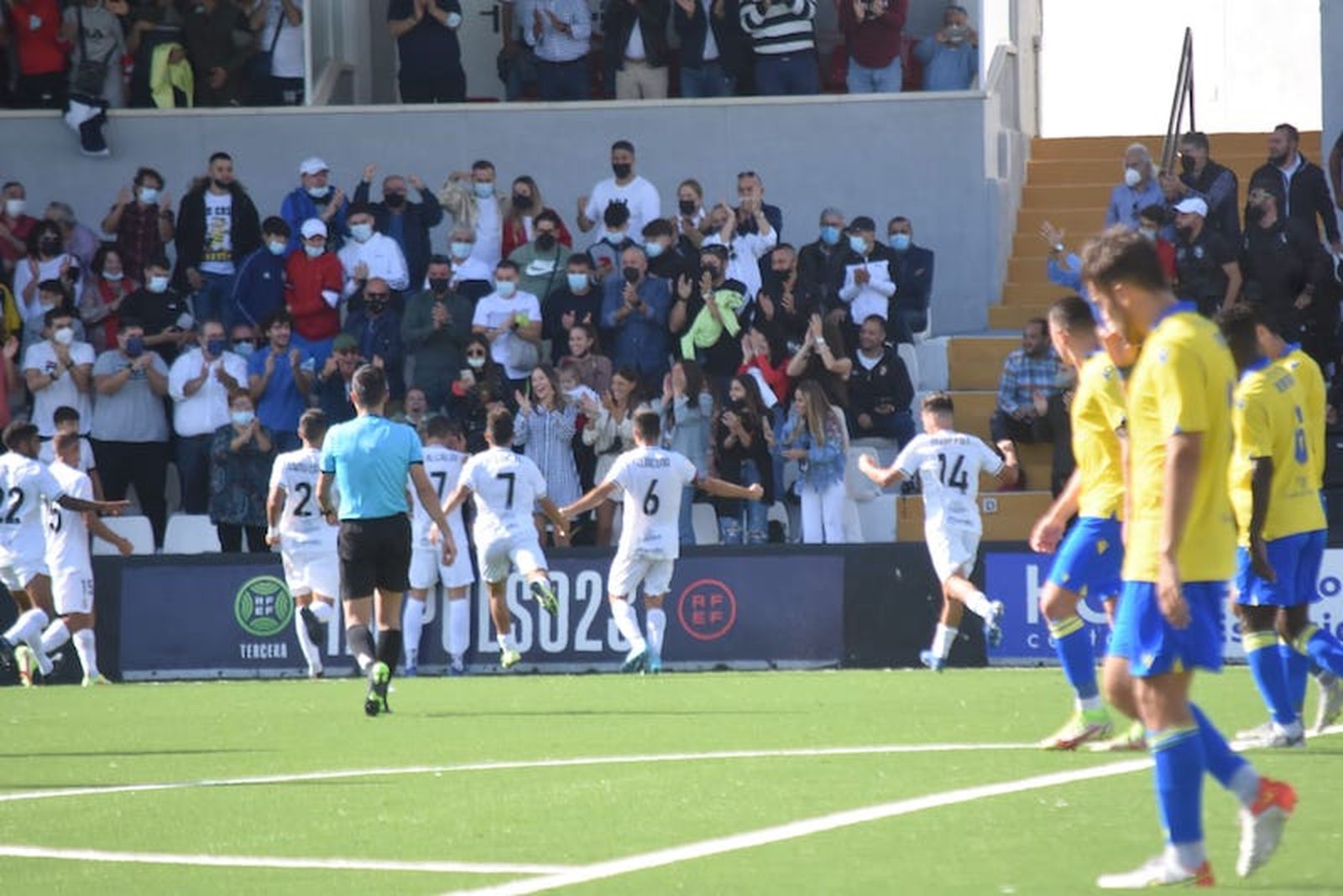 El equipo ceutí celebra uno de los goles. / FOTO NICOL'S