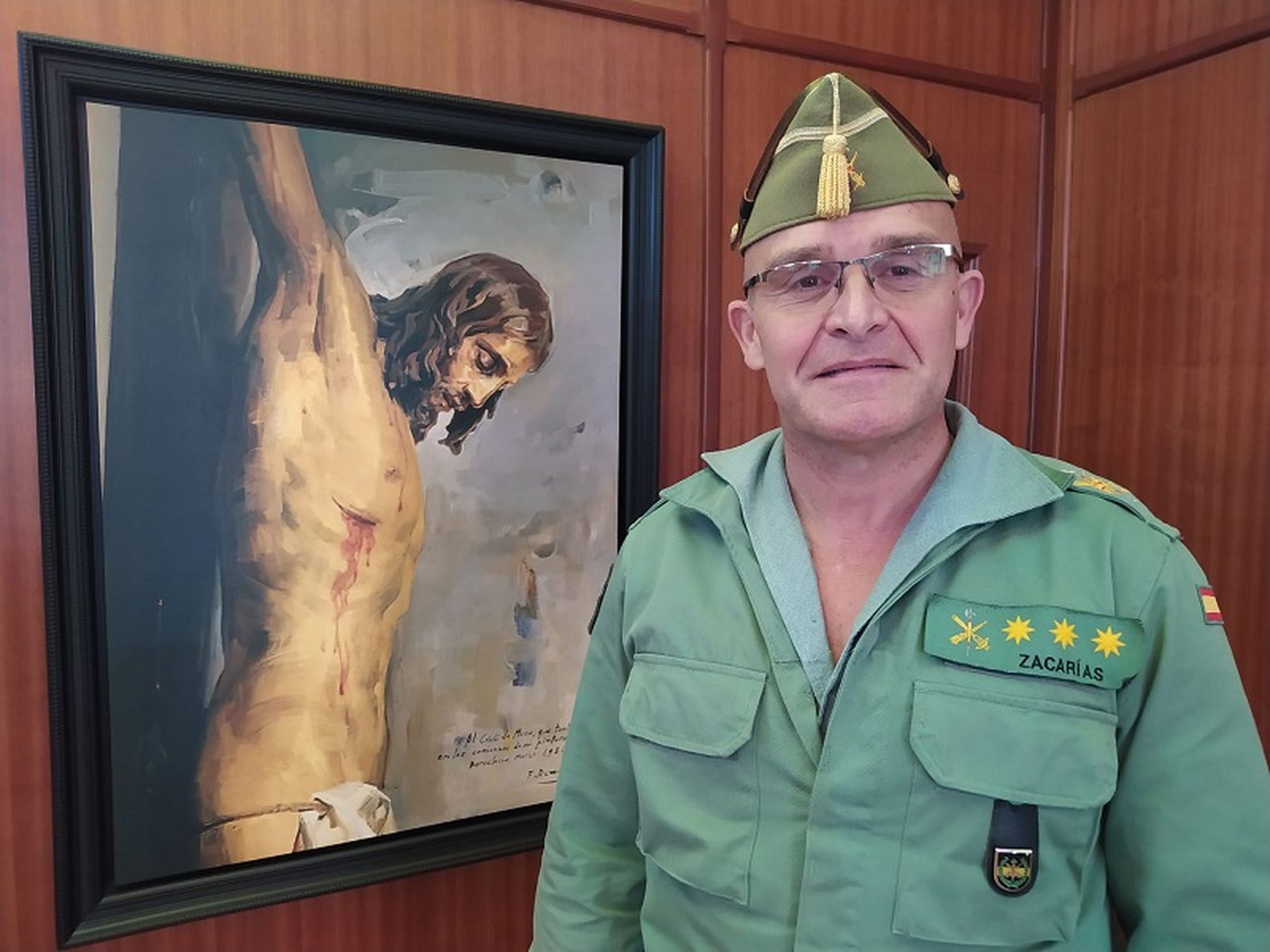 Zacarías Hernández posa junto al cuadro del Cristo de Mena en el acuartelamiento ceutí / REDUAN Zacarías Hernández posa junto al cuadro del Cristo de Mena en el acuartelamiento ceutí / REDUAN