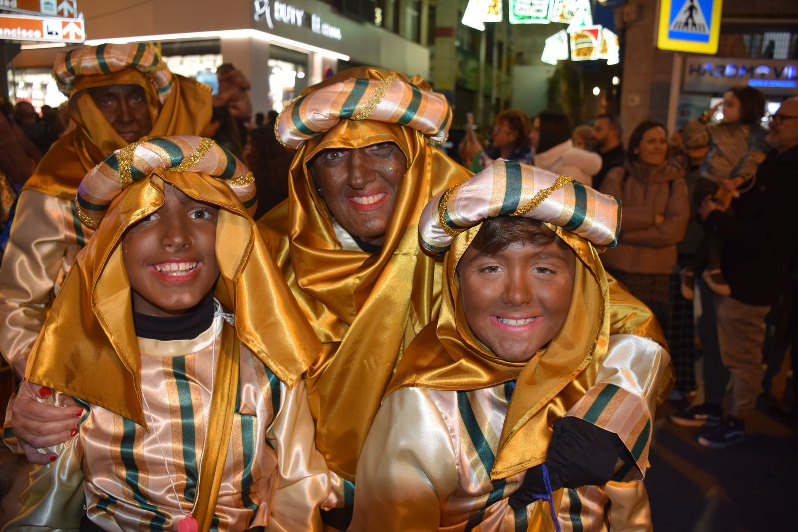 El centro de Ceuta disfruta de la visita del Heraldo Real y de su tradicional pasacalles