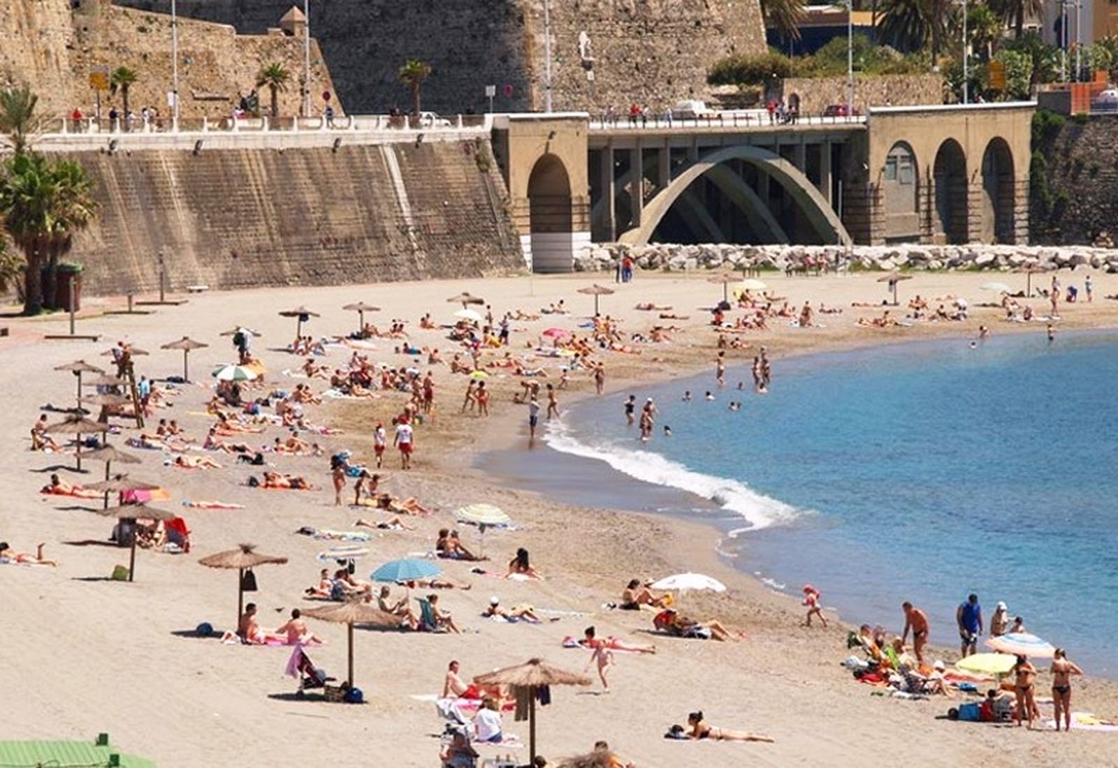 Bañistas en la playa de El Chorrillo/FOTO EL PUEBLO