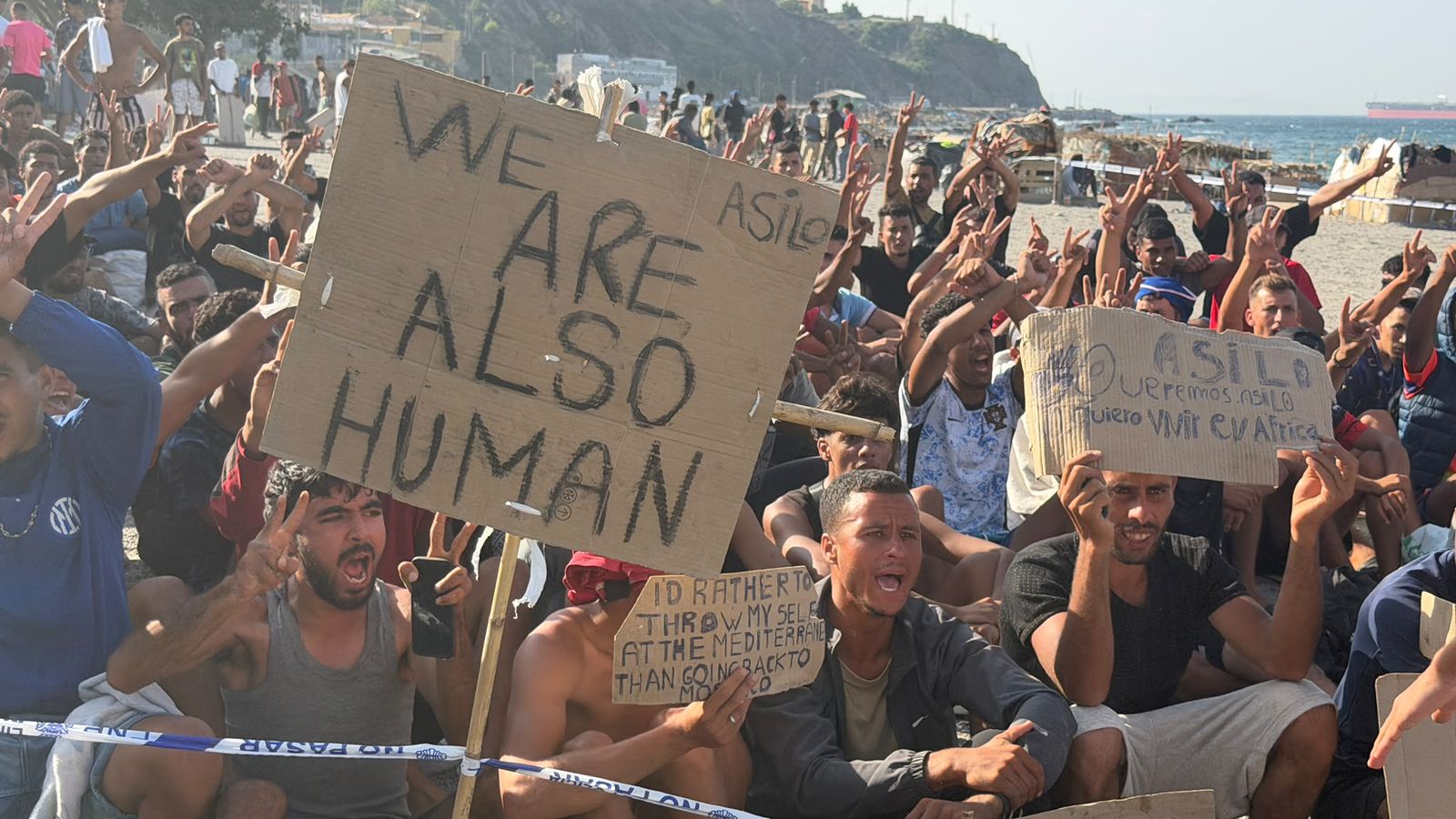Migrantes concentrados en la playa del Trampolín para pedir asilo, en huelga de hambre