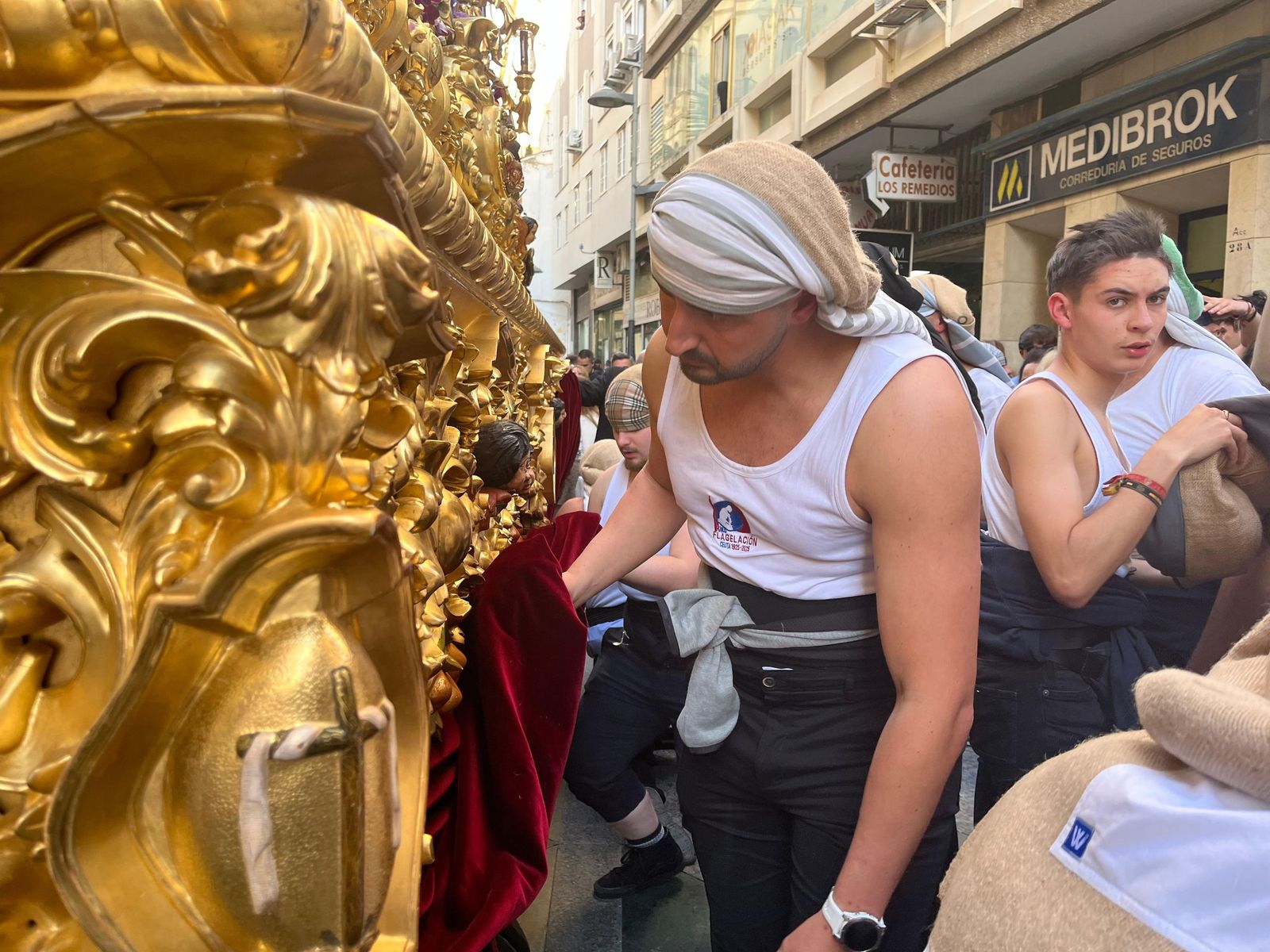 Cuarenta y cinco hombres bajo las trabajaderas y uno "ayudando desde el cielo"