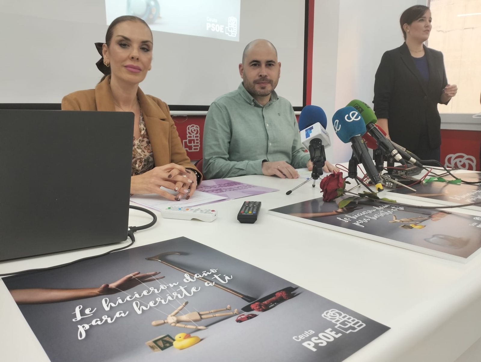 Los socialistas Mercedes Vega y Miguel Ángel Pérez Triano, durante la rueda de prensa ofrecida ayer