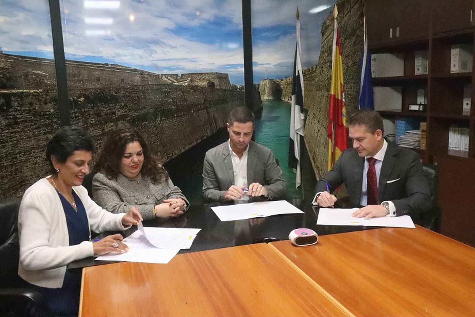 Firma del acuerdo. / FOTO REDUAN