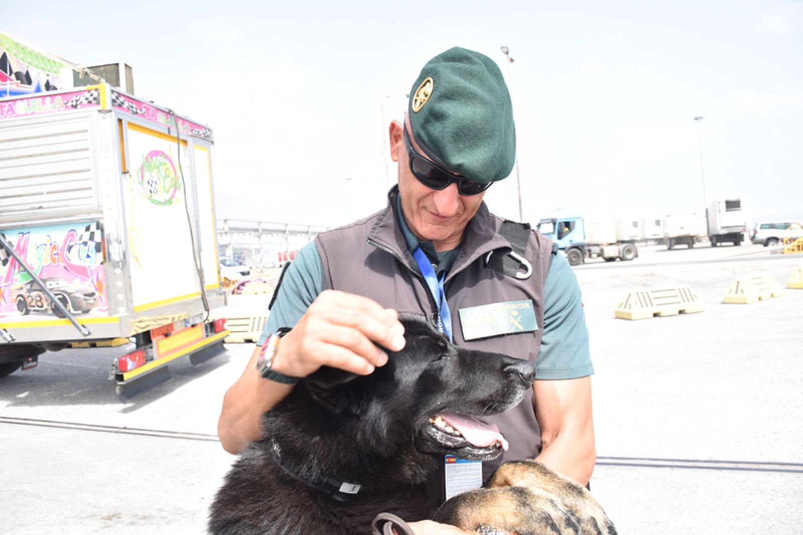 Un agente de la Guardia Civil posa con un guía canino. / FOTO NICOL´S