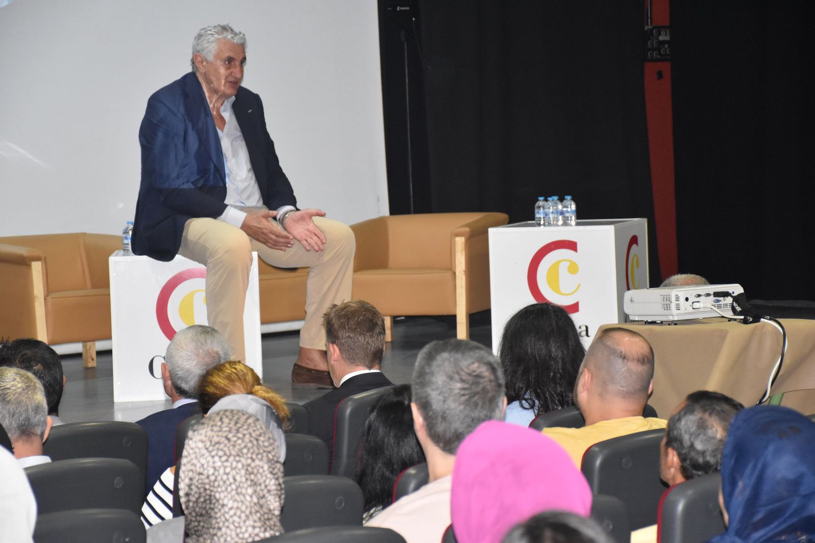 Romay durante su intervención en el salón de actos