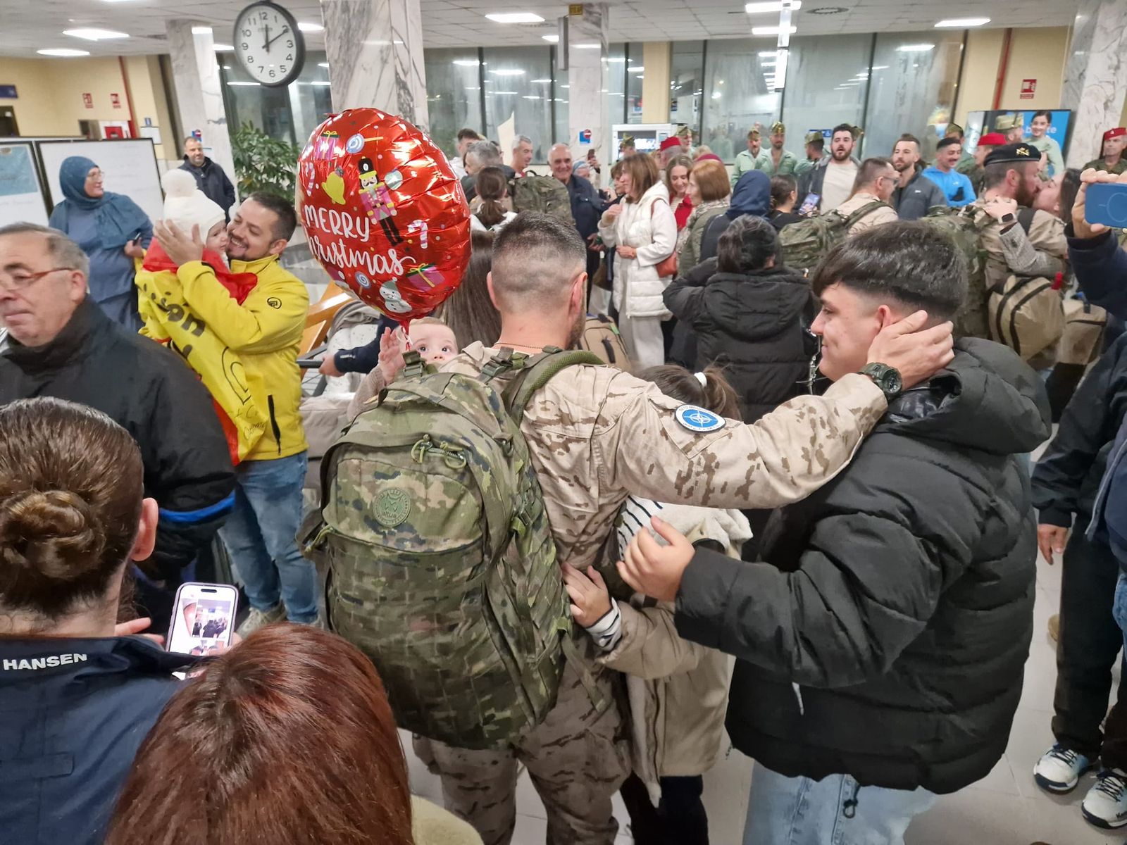 FOTOGALERÍA | De Irak a los brazos de su gente: fotogalería del regreso de la COMGECEU