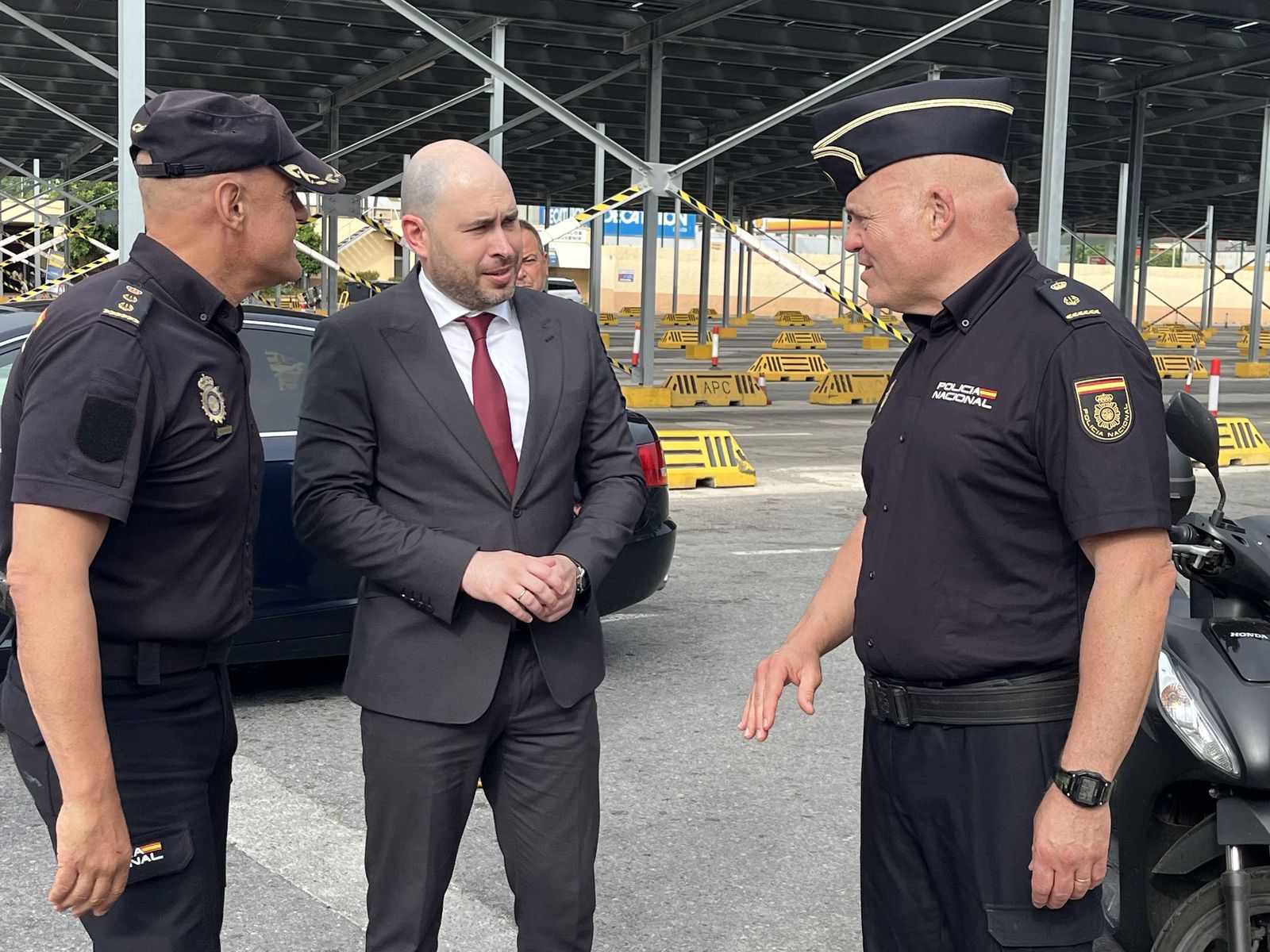 El delegado del Gobierno conversa con los responsables policiales