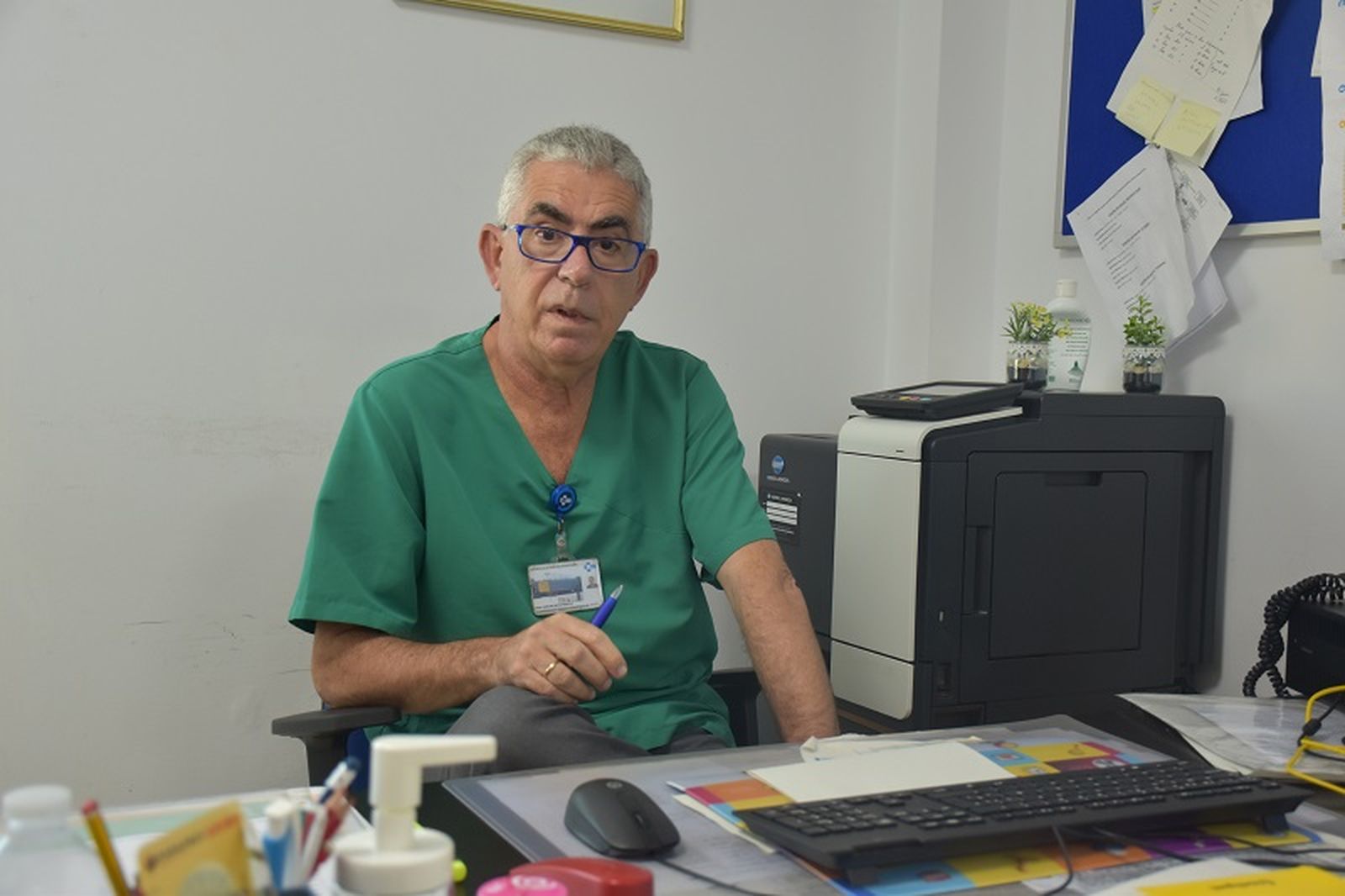 El director médico de Atención Primaria de Ceuta, Juan Carlos Mata, en su despacho en Otero, en una foto de archivo. / FOTO G.S.