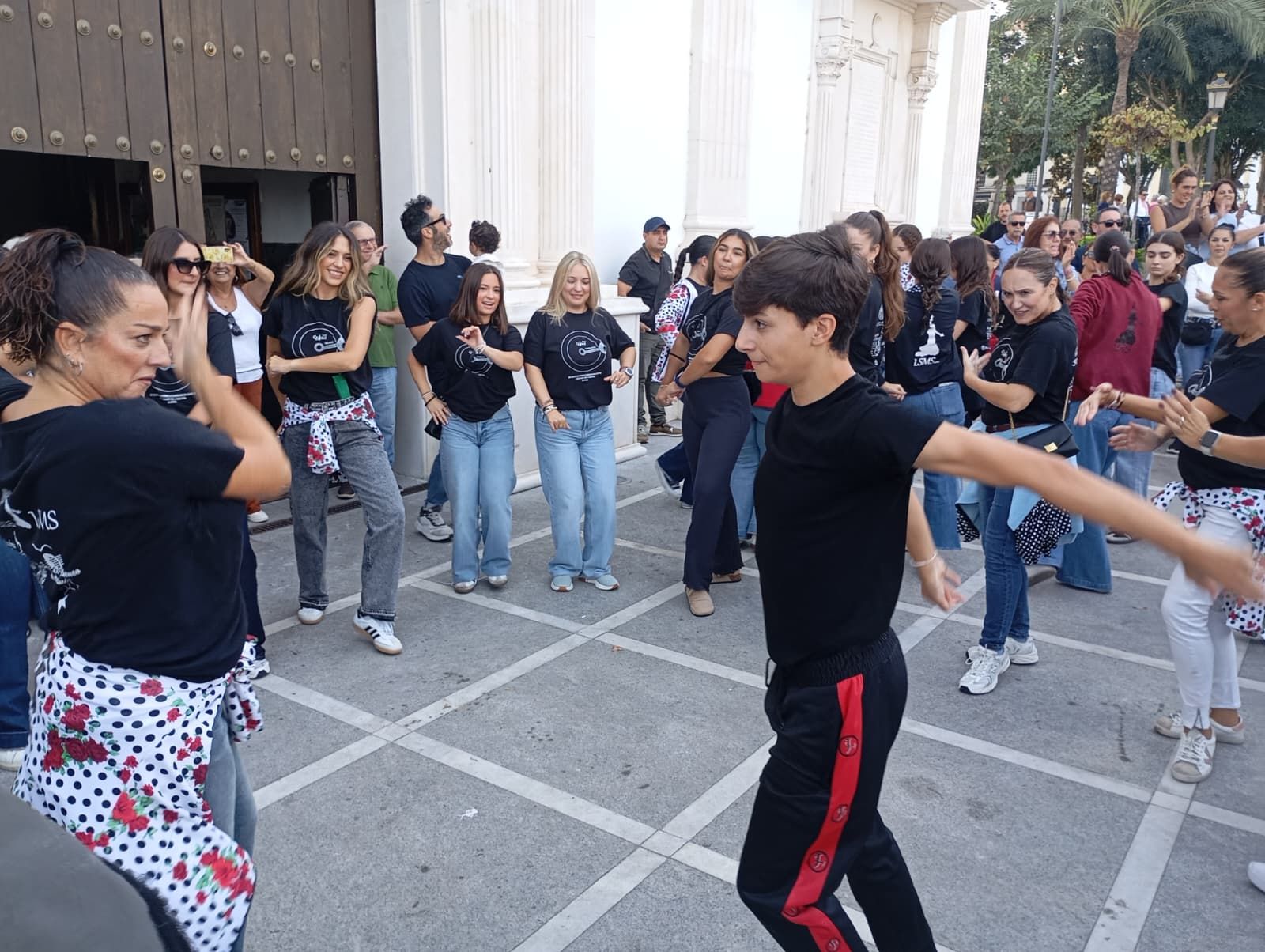 Un "abrazo" con la Patrona para acabar el encuentro entre academias Un "abrazo" con la Patrona para acabar el encuentro entre academias