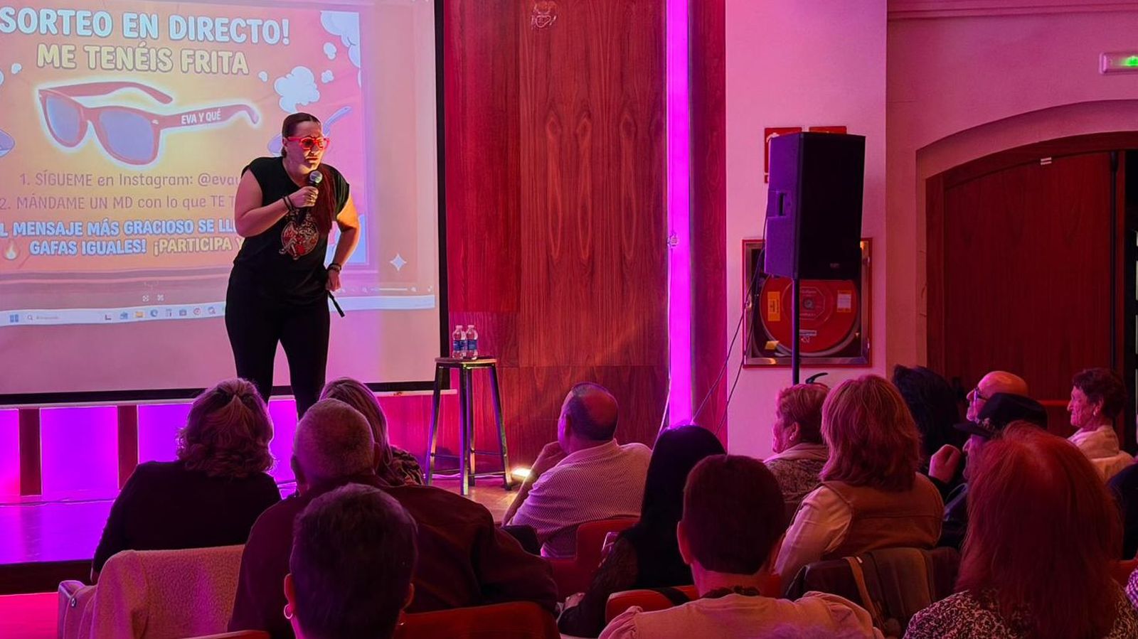 La humorista Eva Martínez durante su show 'Me tenéis frita' en el Casino de Ceuta