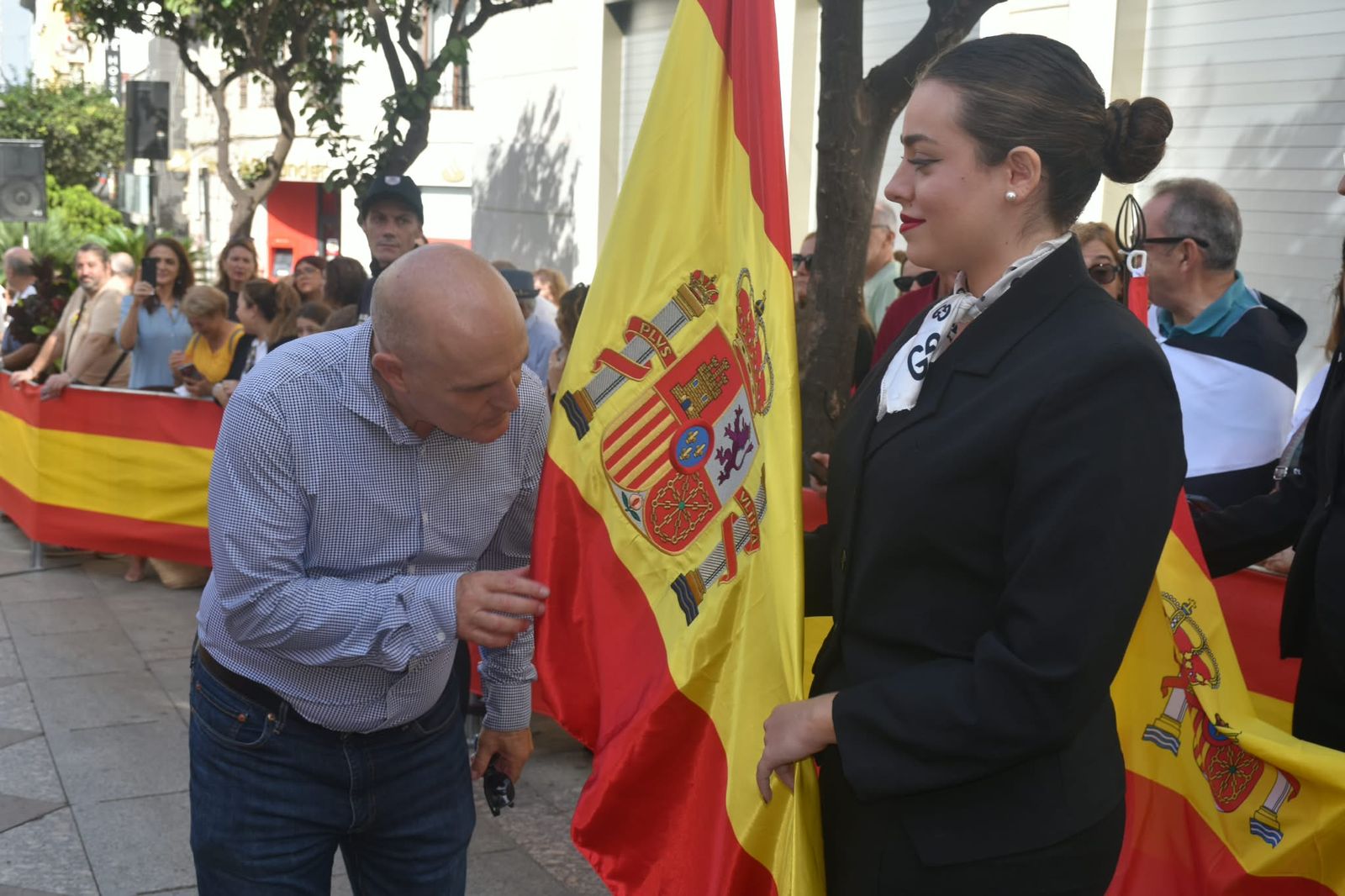 Multitud de ceutíes juran bandera de manera simbólica para mostrar su pertenencia a España