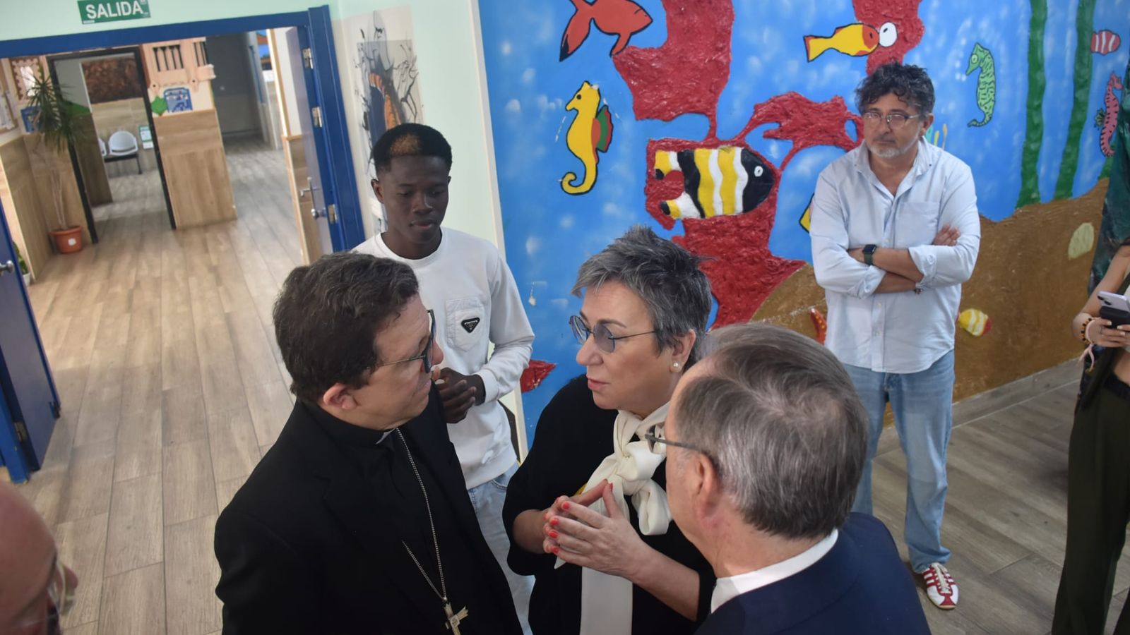 El administrador apostólico de Cádiz y Ceuta, Ramón Valdivia, conversa con Toñi Palomo y Juan Vivas durante su visita al centro de menores 'La Esperanza'