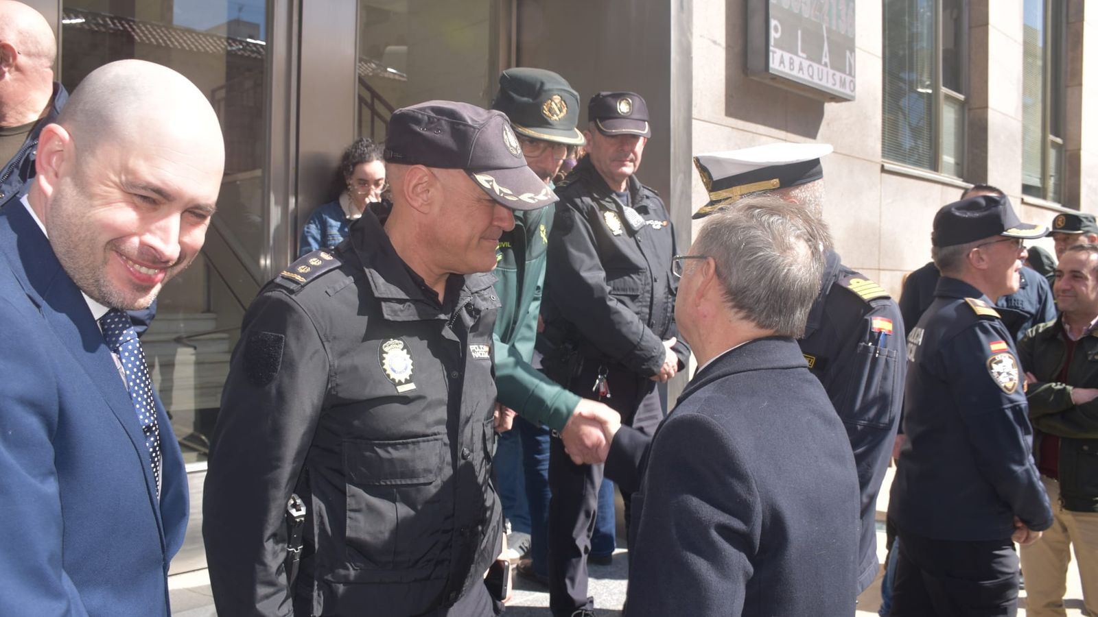 Juan Vivas saluda a las autoridades tras el minuto de silencio las víctimas del terrorismo