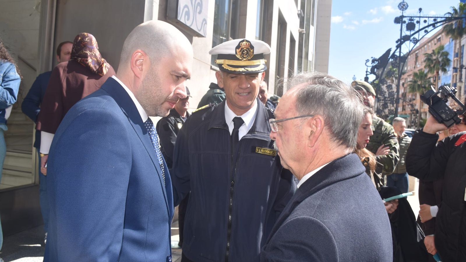 Juan Vivas y Pérez Triano saludan a las autoridades tras el minuto de silencio las víctimas del terrorismo