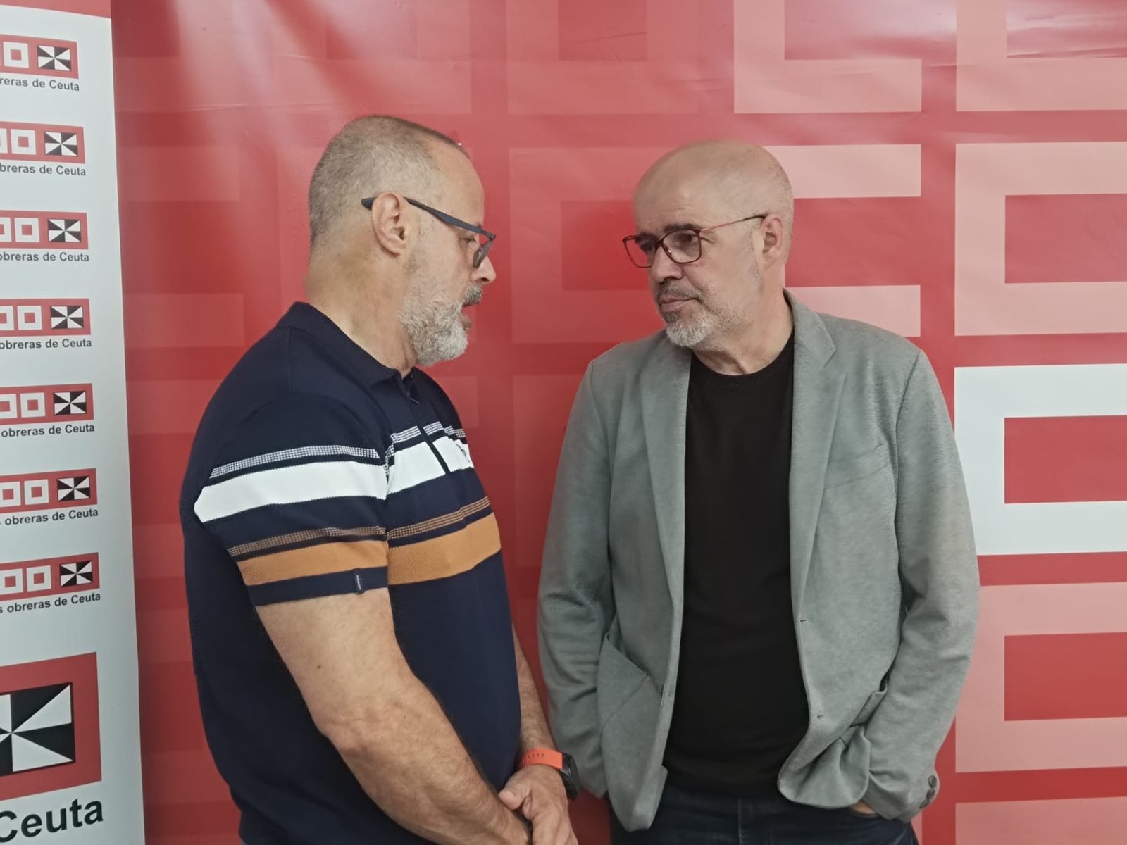 Unai Sordo conversa con el secretario general de CCOO-Ceuta, Ángel Lara, antes del inicio de su comparecencia ante la prensa