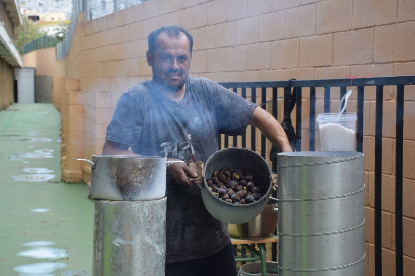 FOTOGALERÍA | El Castañero visita el Colegio San Daniel para 'encender' la tradición de La Mochila