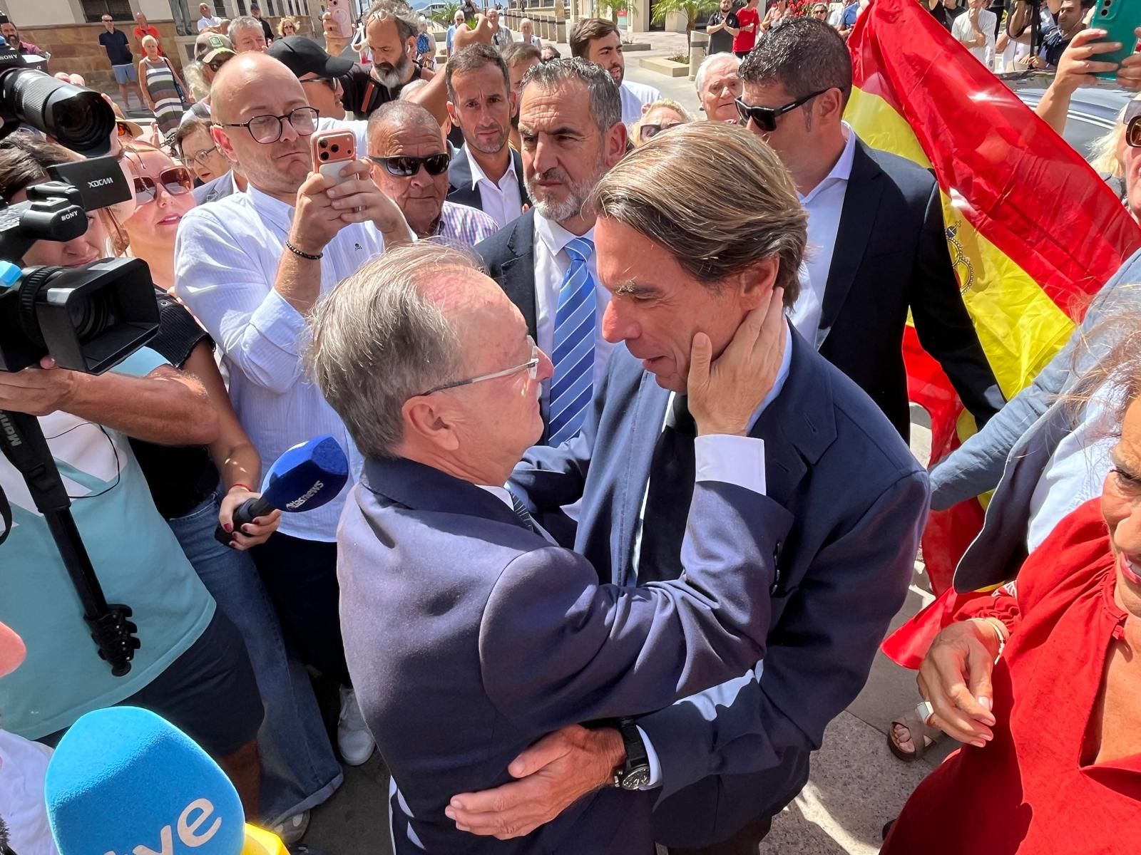 Vivas saluda a Aznar en su visita a Ceuta a finales de agosto