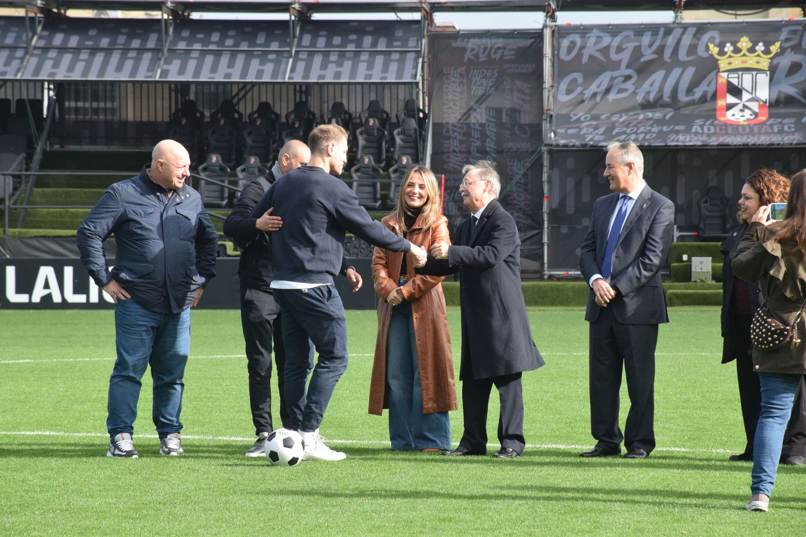 Los Reyes Magos aterrizan en el Alfonso Murube horas antes de la cabalgata