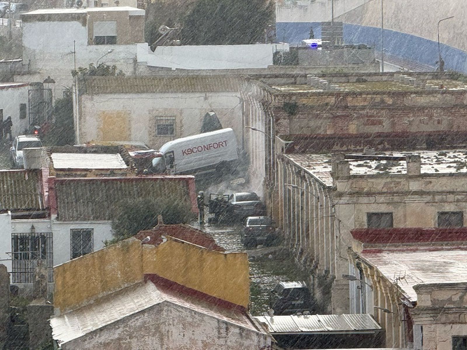 Incendio de un coche cerca del Sarchal. / FOTO LUIS RAMIRO