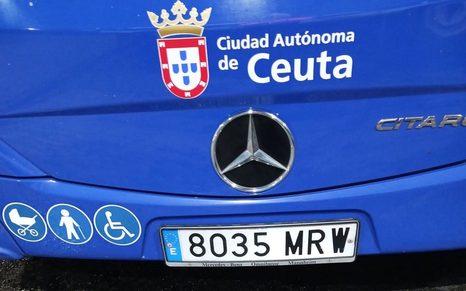 Autobús apedreado en la noche de este viernes en la Almadraba