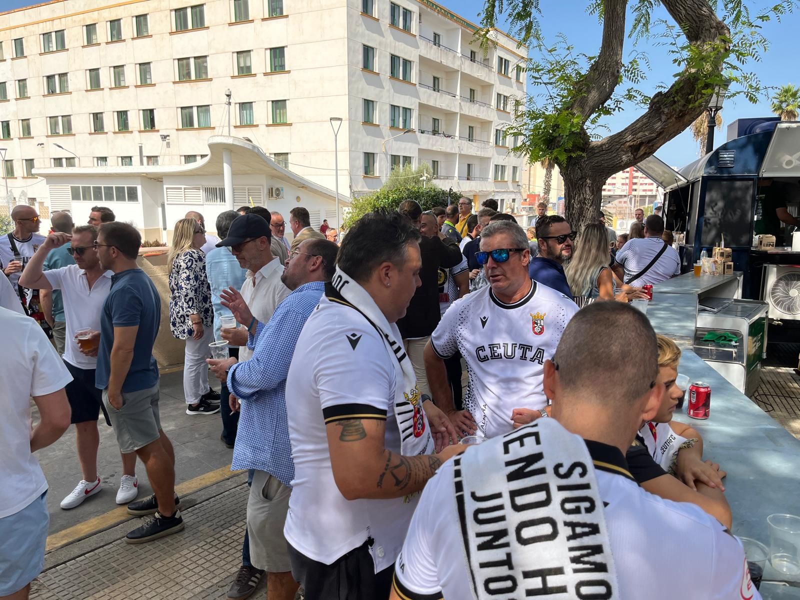 Buen ambiente en los alrededores del estadio 'Alfonso Murube' antes del partido Buen ambiente en los alrededores del estadio 'Alfonso Murube' antes del partido