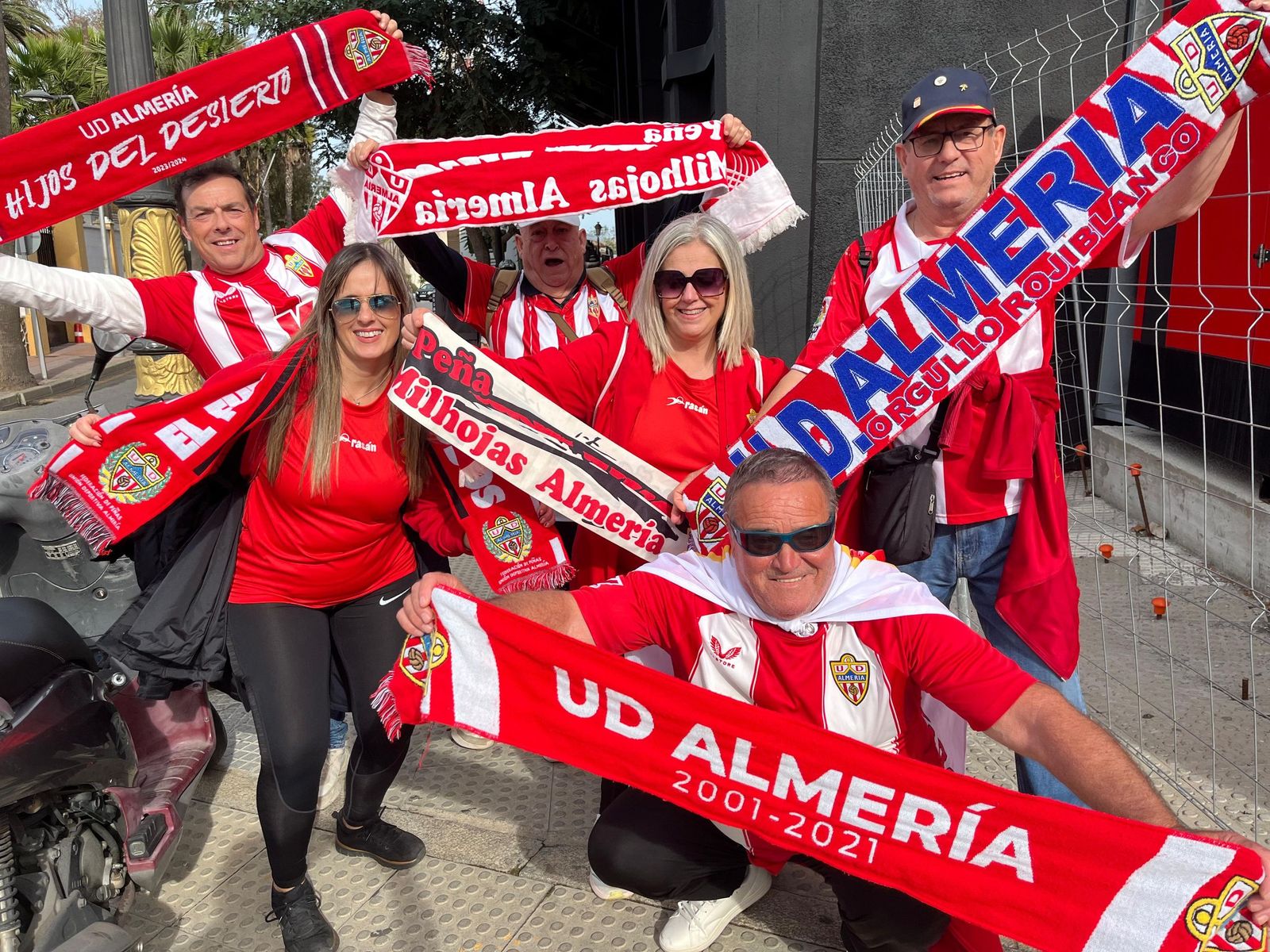 Gran 'ambientazo' en la previa del partido con las aficiones entregadas a sus respectivos equipos