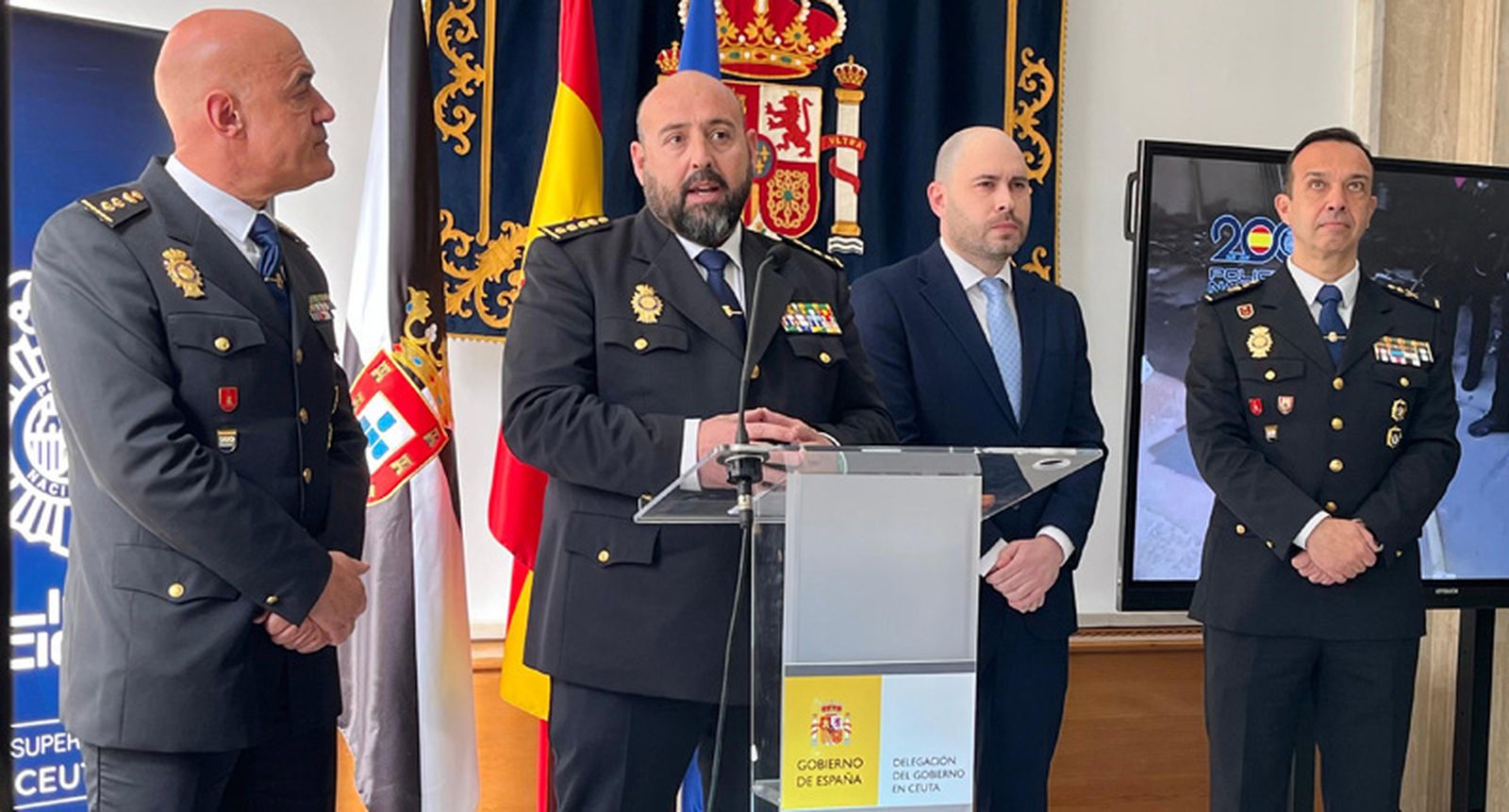 Miembros de la UDYCO junto a Triano.