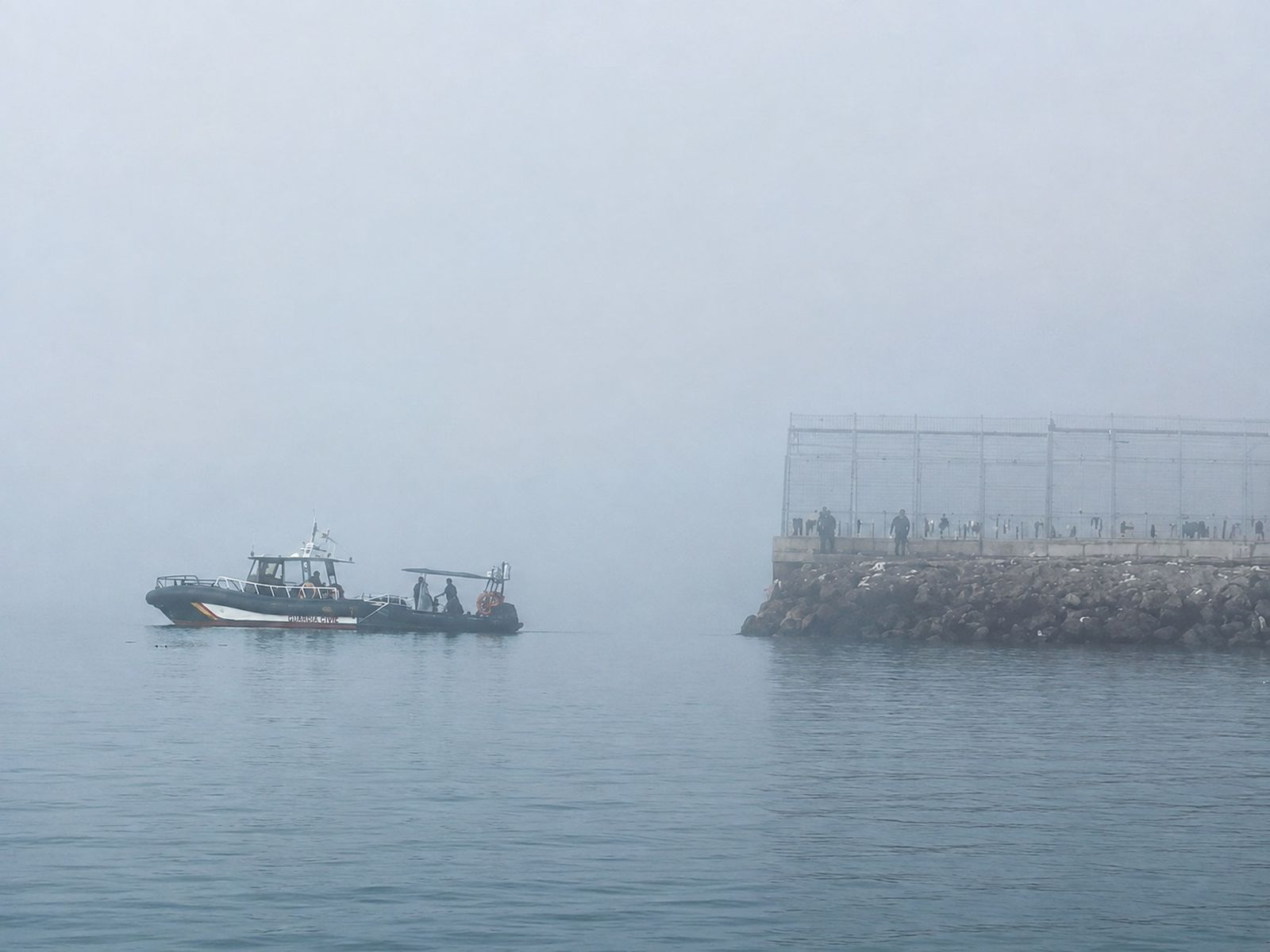 Instantánea captada esta mañana en el espigón de El Tarajal