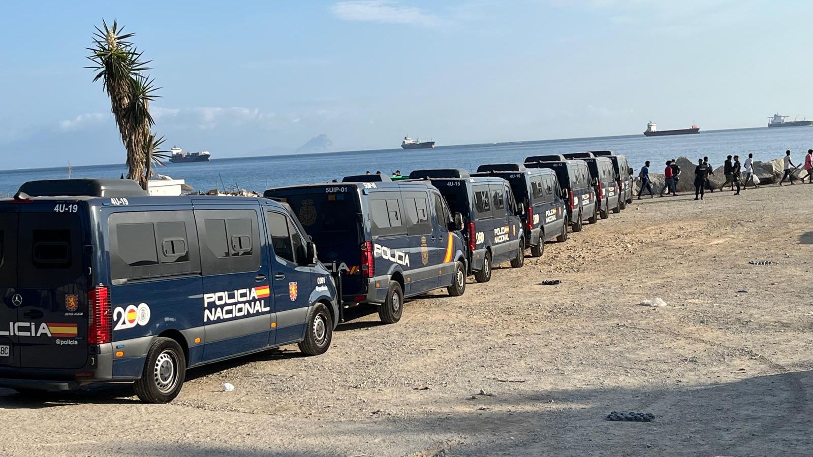 La Policía y la Guardia Civil desalojan la Playa del Trampolín