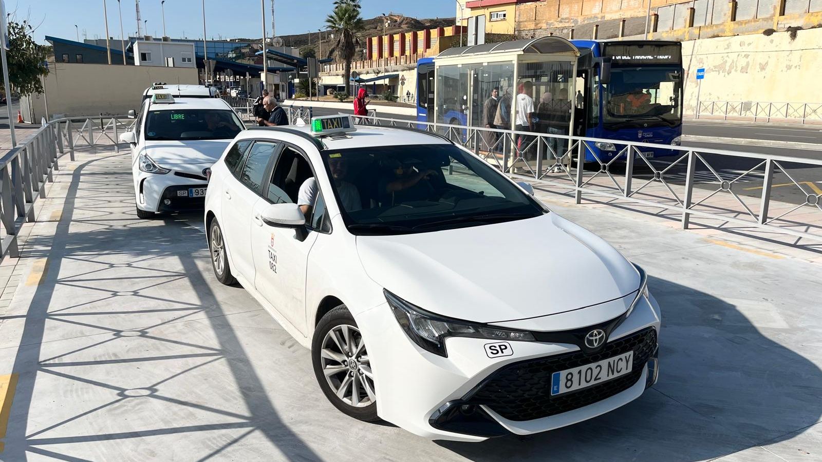 Entorno del paso fronterizo, donde se ha ampliado la parada de taxis y se han habilitado nuevas zonas de acceso para vehículos particulares y autobuses Entorno del paso fronterizo, donde se ha ampliado la parada de taxis y se han habilitado nuevas zonas de acceso para vehículos particulares y autobuses