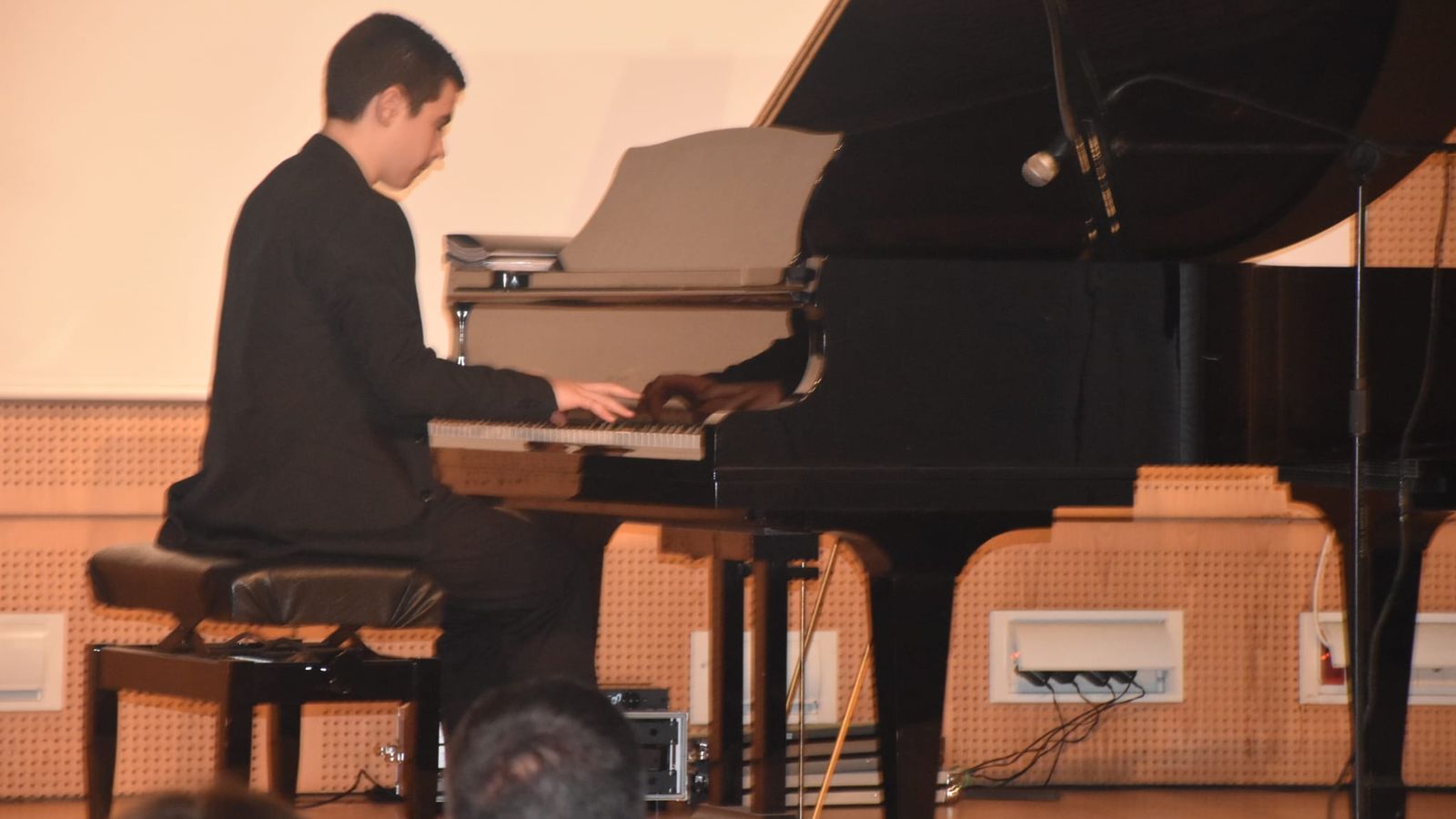 Gran concierto de los jóvenes pianistas en el Centro del Mayor